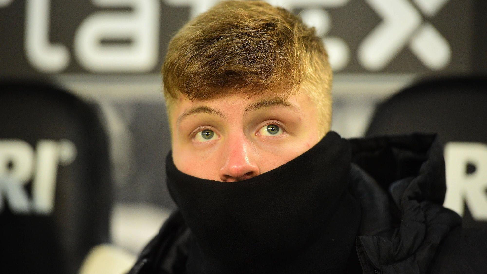 Luca Netz von Borussia Mönchengladbach, hier am 22. Januar 2023 beim Bundesliga-Spiel gegen Bayer 04 Leverkusen im Borussia-Park dick in warme Kleidung eingepackt auf der Auswechselbank. Er hat den Schal dabei über den Mund gezogen, sodass nur Nase, Augen und Haare zu sehen sind. Der rest verschwindet in der Schwarzen Kleidung.