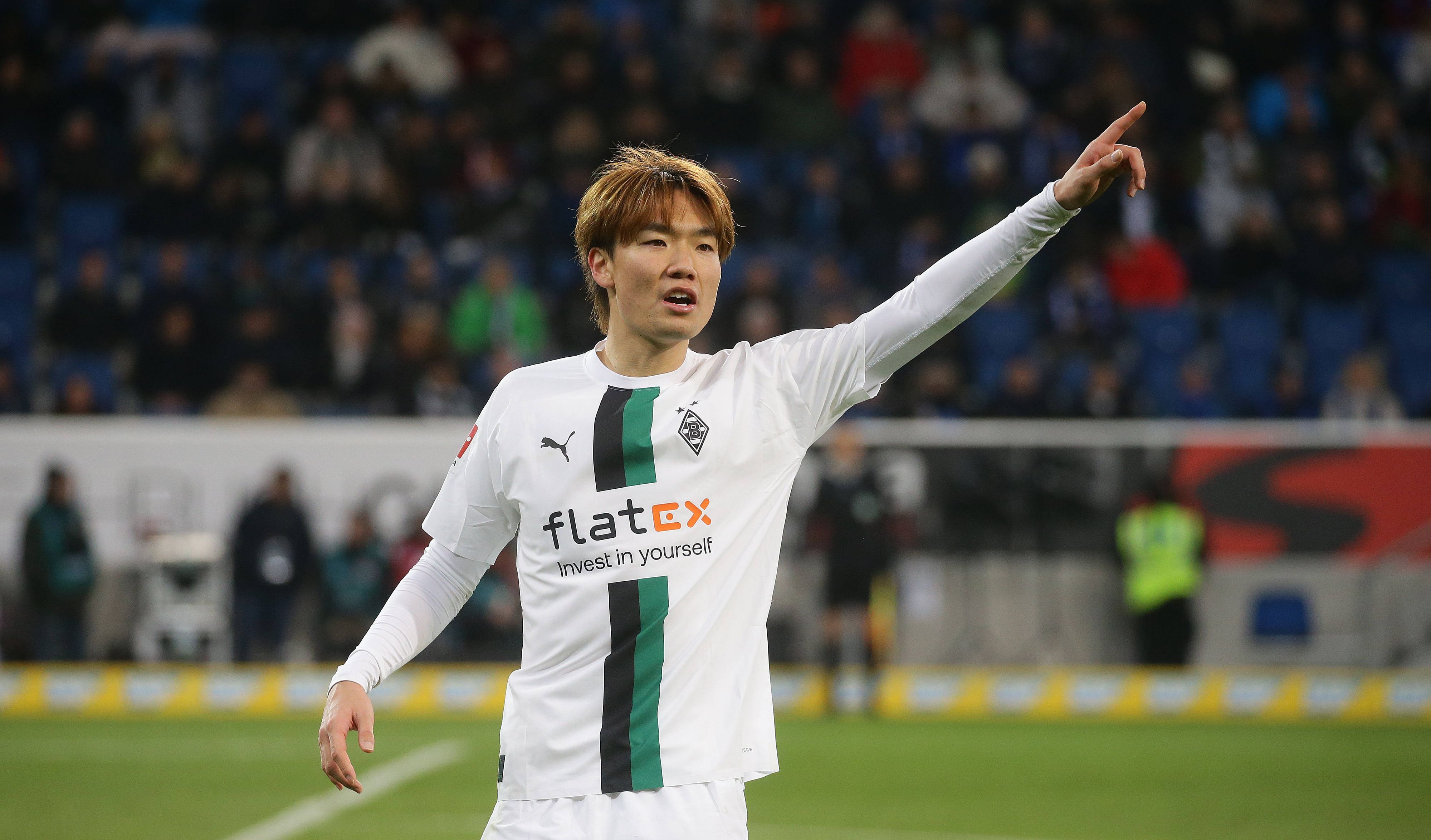 Ko Itakura, Spieler von Borussia Mönchengladbach, trifft am Samstagabend (4. Februar 2023/18.30 Uhr) mit seinem Team in der Bundesliga auf Ex-Klub Schalke 04. Das Foto zeigt ihn am 28. Januar beim Auswärtsspiel in Hoffenheim in die Luft zeigend und Anweisungen gebend.
