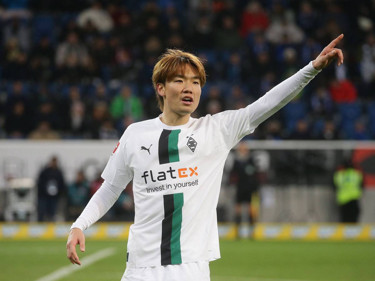Ko Itakura, Spieler von Borussia Mönchengladbach, trifft am Samstagabend (4. Februar 2023/18.30 Uhr) mit seinem Team in der Bundesliga auf Ex-Klub Schalke 04. Das Foto zeigt ihn am 28. Januar beim Auswärtsspiel in Hoffenheim in die Luft zeigend und Anweisungen gebend.