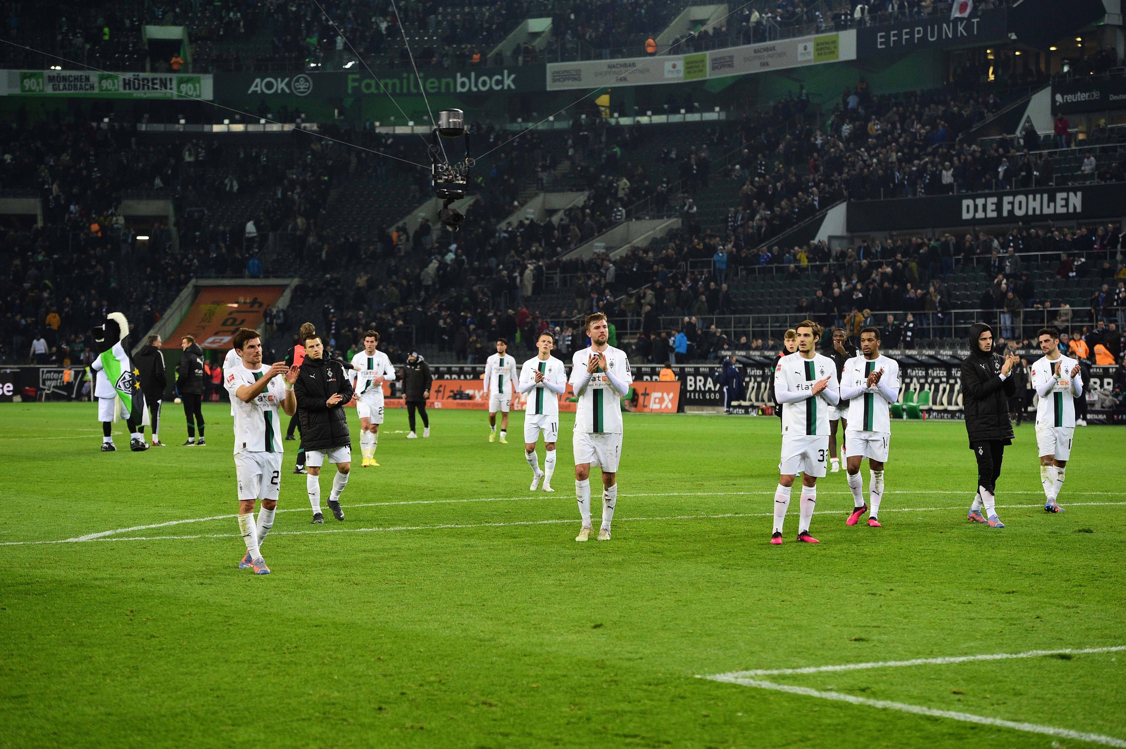 Die Spieler von Borussia Mönchengladbach gehen nach dem Ende des Bundesliga-Spiels gegen Schalke 04 am 4. Februar 2023 zu den Fans in der Nordkurve und applaudieren den Anhängern.