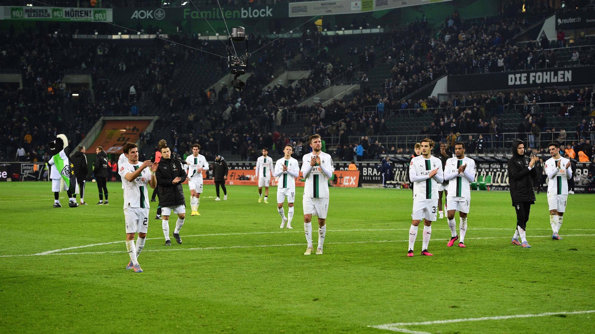 Die Spieler von Borussia Mönchengladbach gehen nach dem Ende des Bundesliga-Spiels gegen Schalke 04 am 4. Februar 2023 zu den Fans in der Nordkurve und applaudieren den Anhängern.