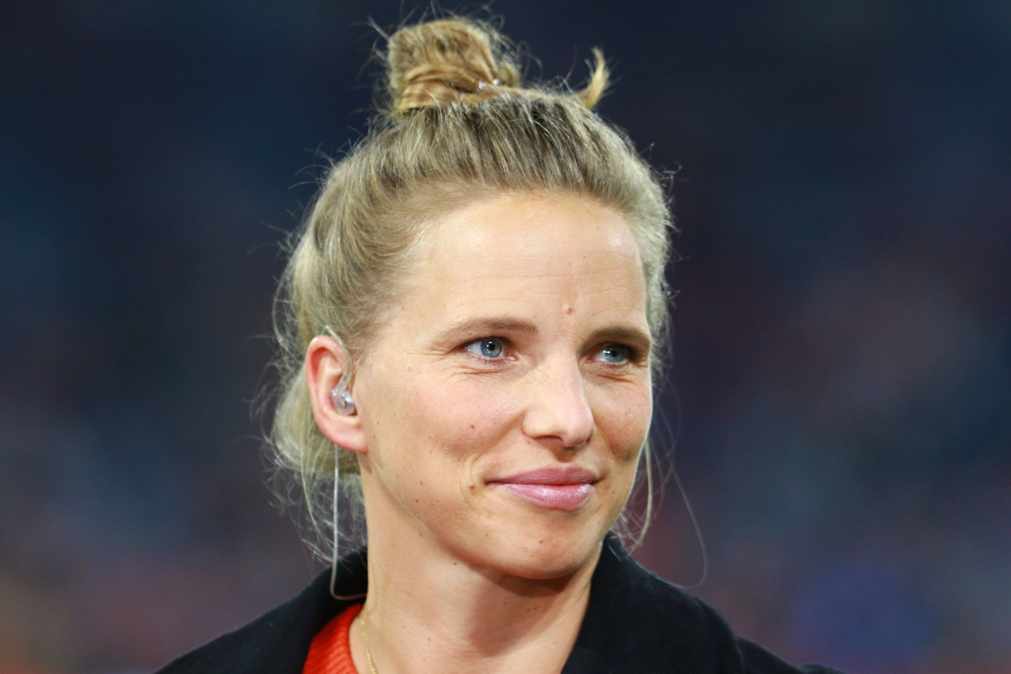 Tabea Kemme lächelt bei einem Auftritt als TV-Expertin.