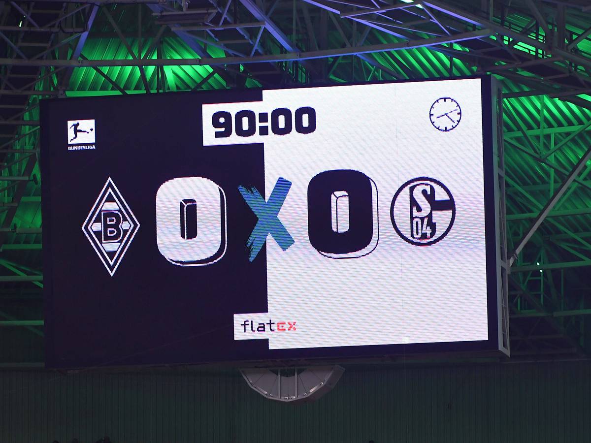 Die Anzeigetafel im Borussia-Park zeigt ein 0:0-Unentschieden zwischen Borussia Mönchengladbach und Schalke 04 am 19. Spieltag in der Bundesliga am 4. Februar 2023 an.