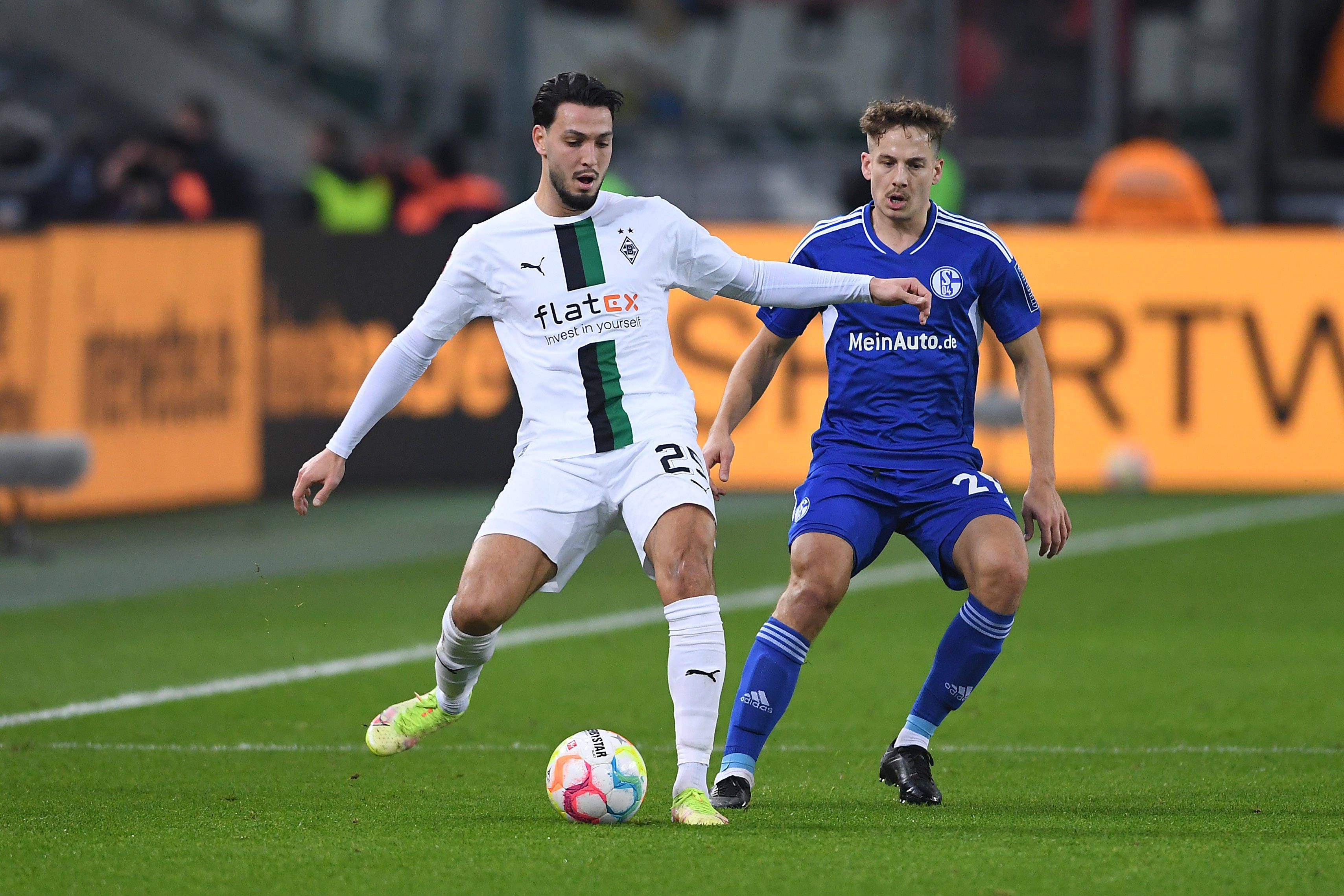 Borussia Mönchengladbach hat am Samstagabend (4. Februar 2023) XX gegen den FC Schalke 04 0:0 gespielt. Das Foto zeigt Gladbachs Ramy Bensebaini (l.) im Zweikampf mit Schalkes Tim Skarke (r.).