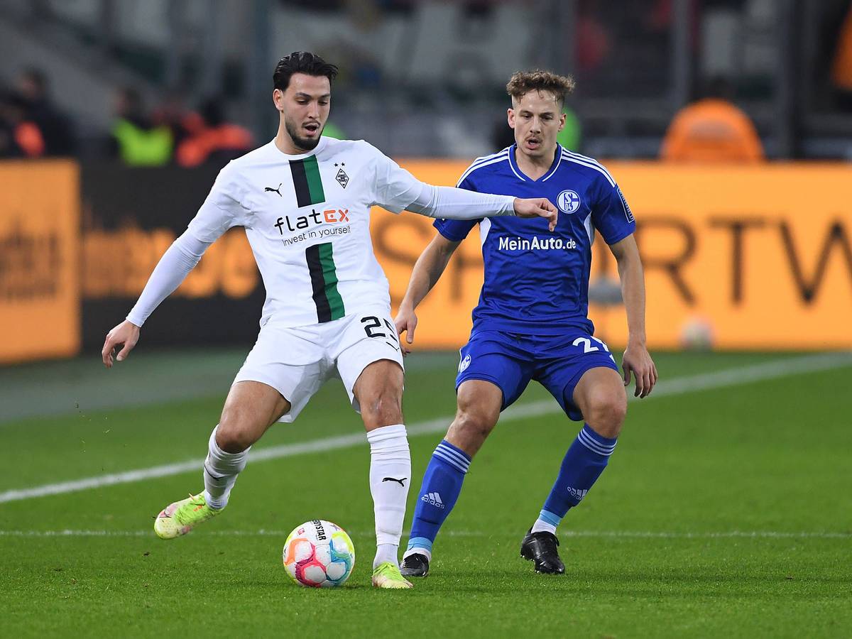 Borussia Mönchengladbach hat am Samstagabend (4. Februar 2023) XX gegen den FC Schalke 04 0:0 gespielt. Das Foto zeigt Gladbachs Ramy Bensebaini (l.) im Zweikampf mit Schalkes Tim Skarke (r.).