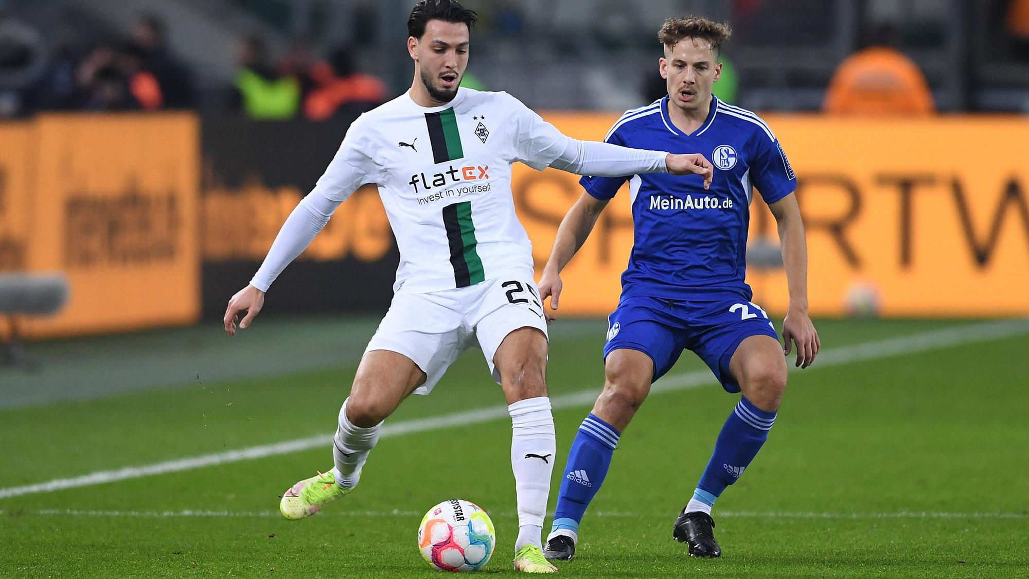 Borussia Mönchengladbach hat am Samstagabend (4. Februar 2023) XX gegen den FC Schalke 04 0:0 gespielt. Das Foto zeigt Gladbachs Ramy Bensebaini (l.) im Zweikampf mit Schalkes Tim Skarke (r.).