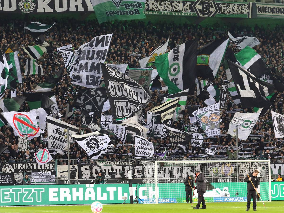 Die Gladbach-Fans in der Nordkurve unterstützen die Borussia bei einem Heimspiel. Dieses Foto aus dem Borussia-Park stammt vom 4. Februar 2023. Zu sehen sind Fahnen und Schals von Hunderten Fohlen-Anhängern.