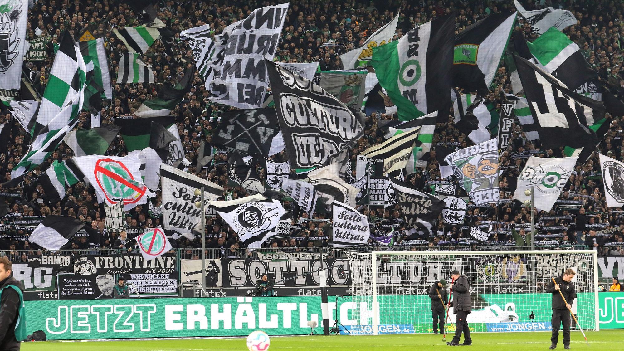 Die Fans von Borussia Mönchengladbach in der Nordkurve während des Bundesliga-Spiels gegen Schalke 04 am Samstag (4. Februar 2023) im Borussia-Park.