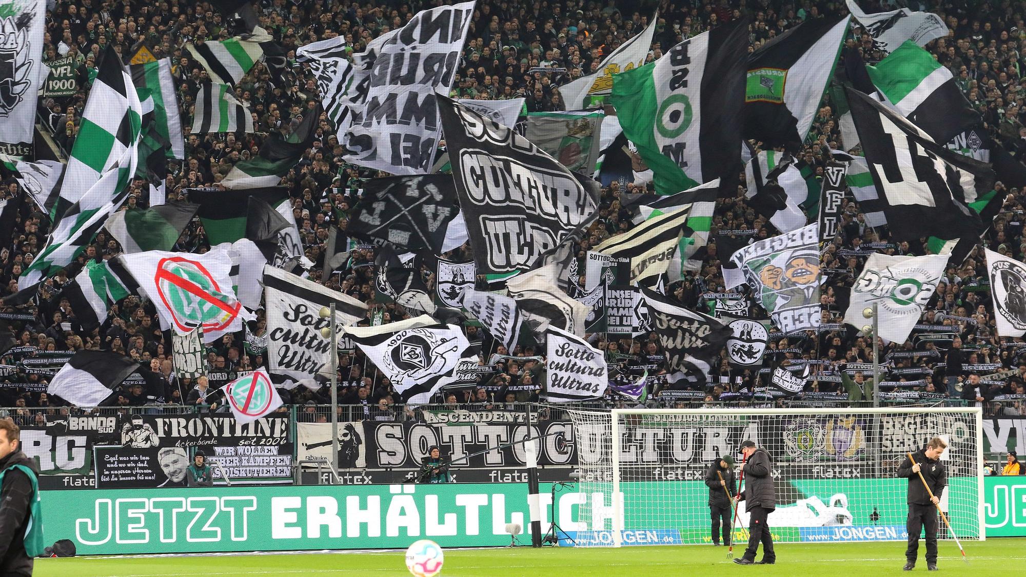 Die Gladbach-Fans in der Nordkurve unterstützen die Borussia bei einem Heimspiel. Dieses Foto aus dem Borussia-Park stammt vom 4. Februar 2023. Zu sehen sind Fahnen und Schals von Hunderten Fohlen-Anhängern.