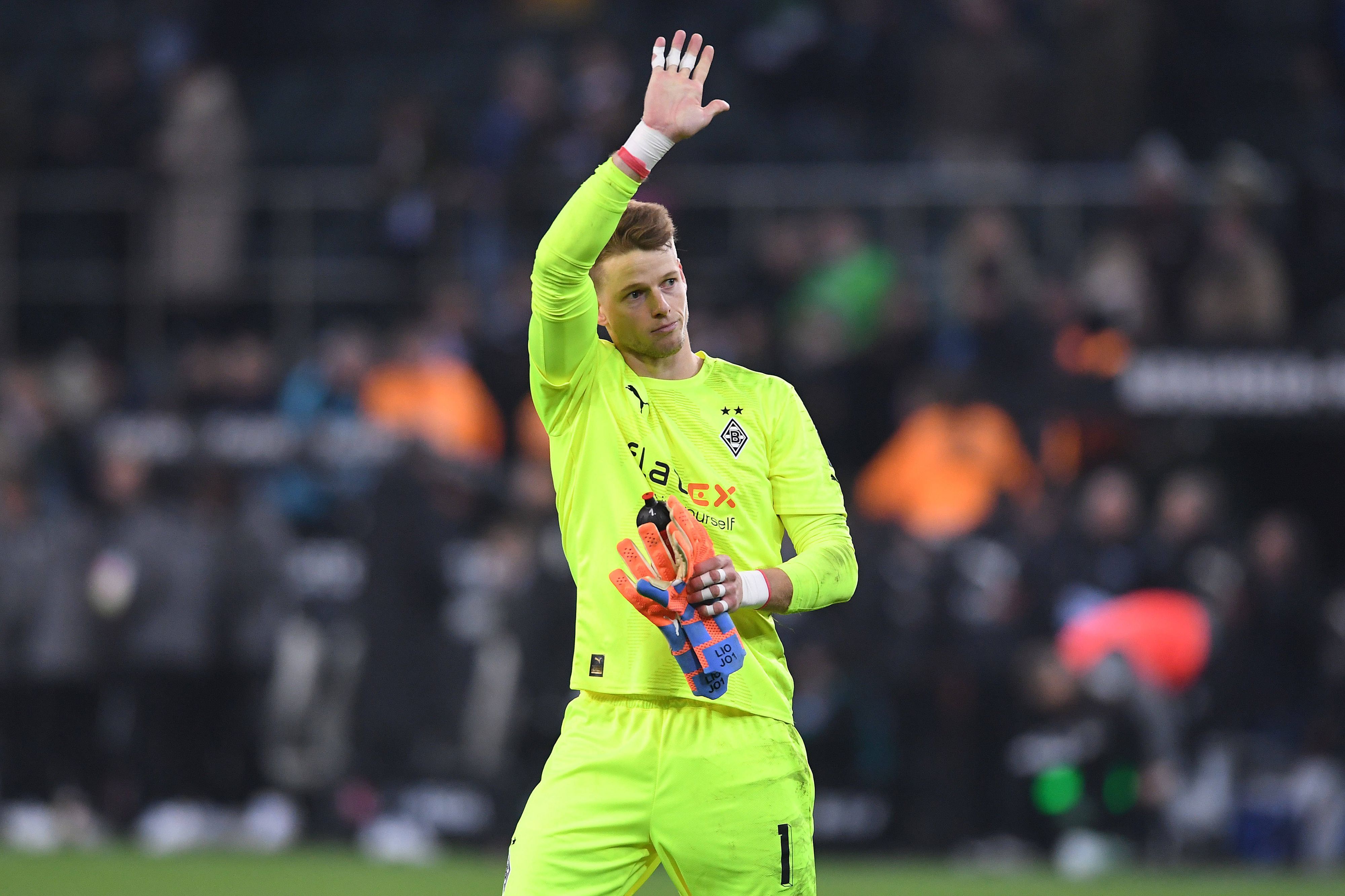Jonas Omlin bedankt sich nach dem Spiel von Borussia Mönchengladbach gegen den FC Schalke 04 am 4. Februar 2023 bei den Gladbach-Fans. Omlin winkt in Richtung der Fankurve.