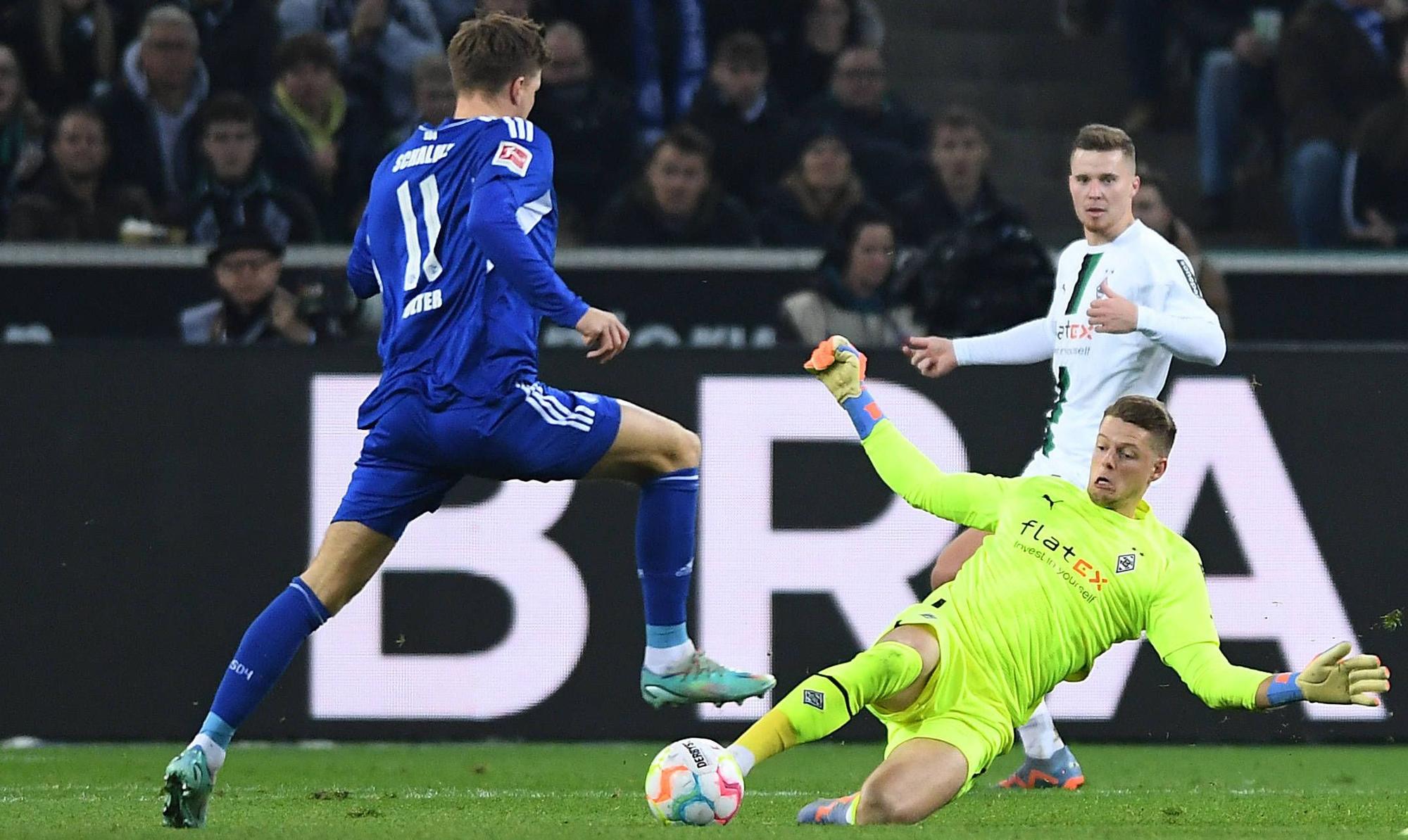 Voller Körpereinsatz. Gladbach-Torwart Jonas Omlin (r.) klärt am 4. Februar 2023 per Grätsche vor Schalke-Stürmer Marius Bülter. Im Hintergrund schaut Nico Elvedi zu.
