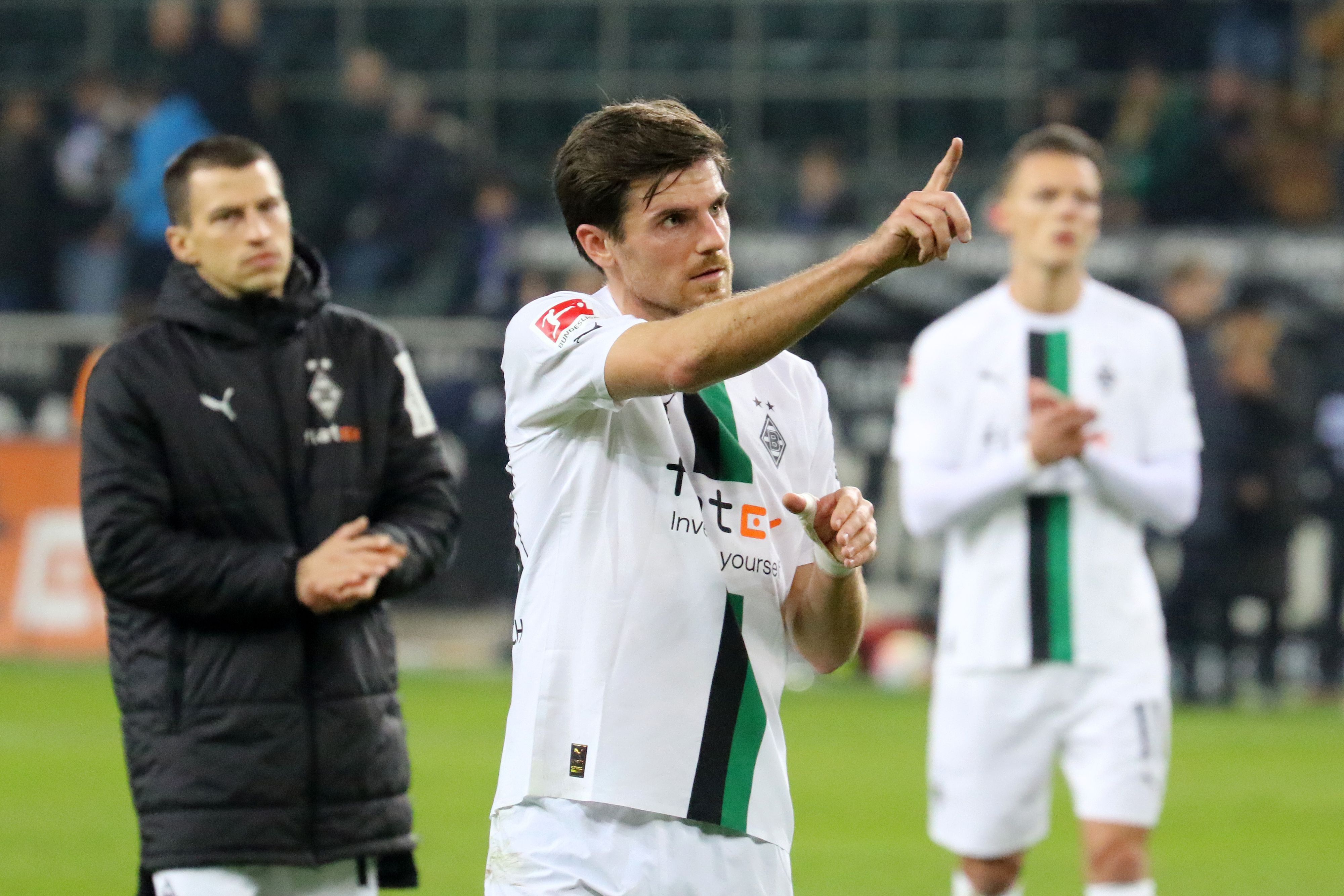 Jonas Hofmann, Spieler von Borussia Mönchengladbach, nach dem Spiel gegen Schalke 04 am Samstag (4. Februar 2023). Der 29-Jährige zeigt einen mahnenden Finger als Reaktion auf die Pfiffe der Fans.