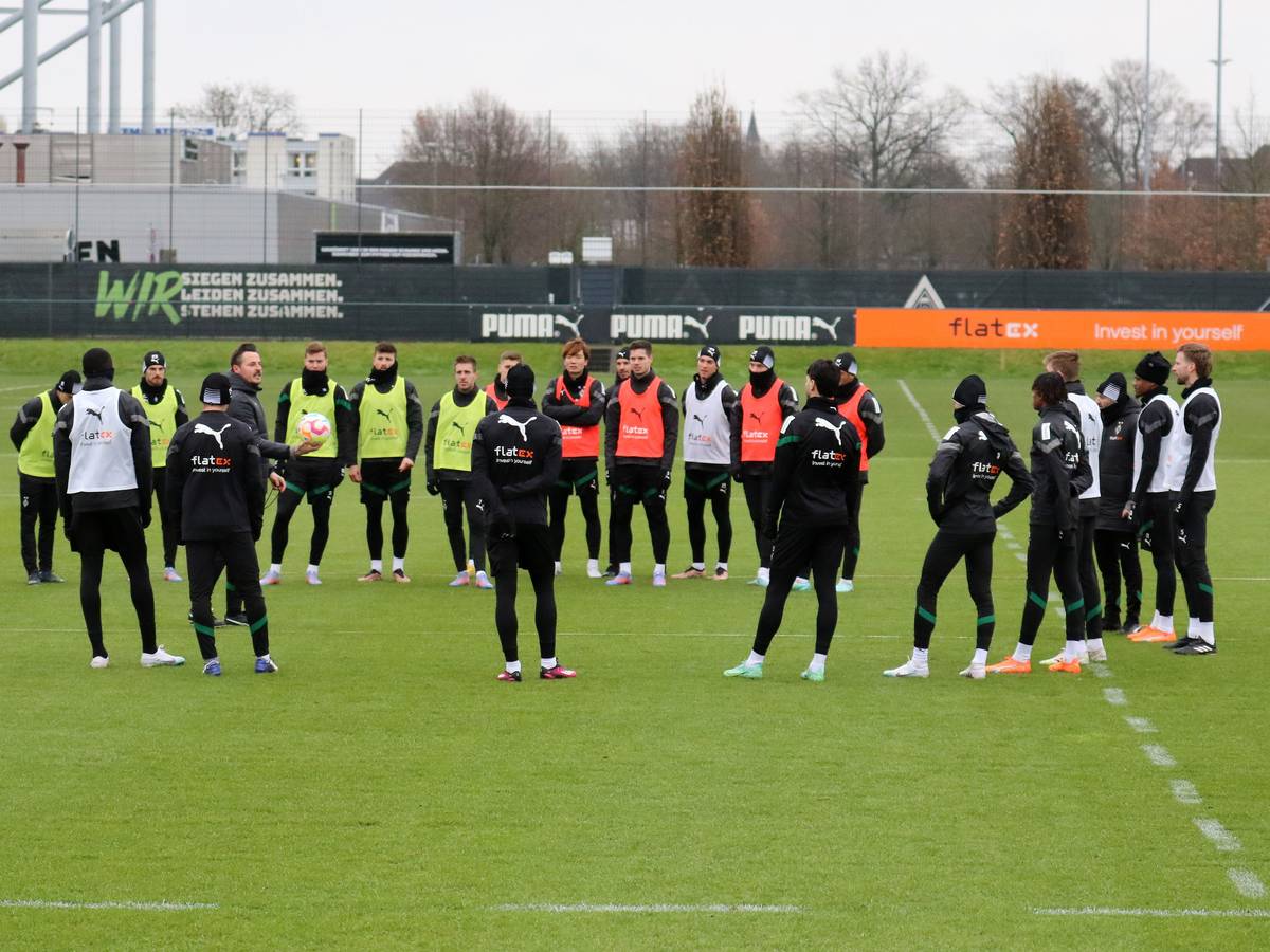 Das Team von Borussia Mönchengladbach steht bei einer Trainingseinheit am 2. Februar 2023 im Borussia-Park im Kreis zusammen. Co-Trainer Edmund Riemer gibt Anweisungen, einige Spieler tragen bunte Leibchen.