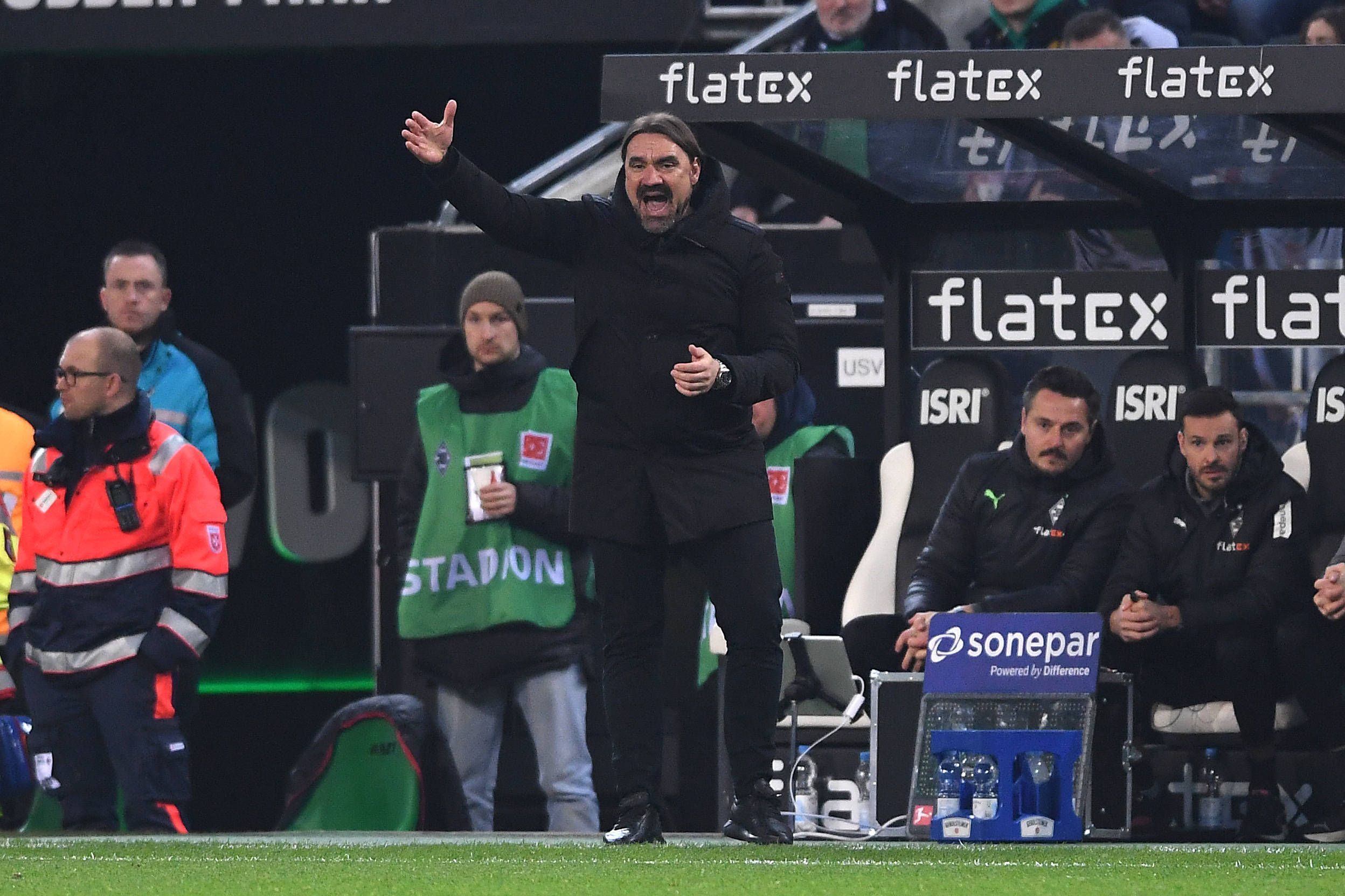 Daniel Farke, Trainer von Borussia Mönchengladbach, gestikuliert am Samstag (4. Februar 2023) beim Match gegen Schalke 04 an der Seitenlinie. Farke schreit mit wütendem Gesichtsausdruck in Richtung des Spielfelds und gestikuliert mit dem rechten Arm.