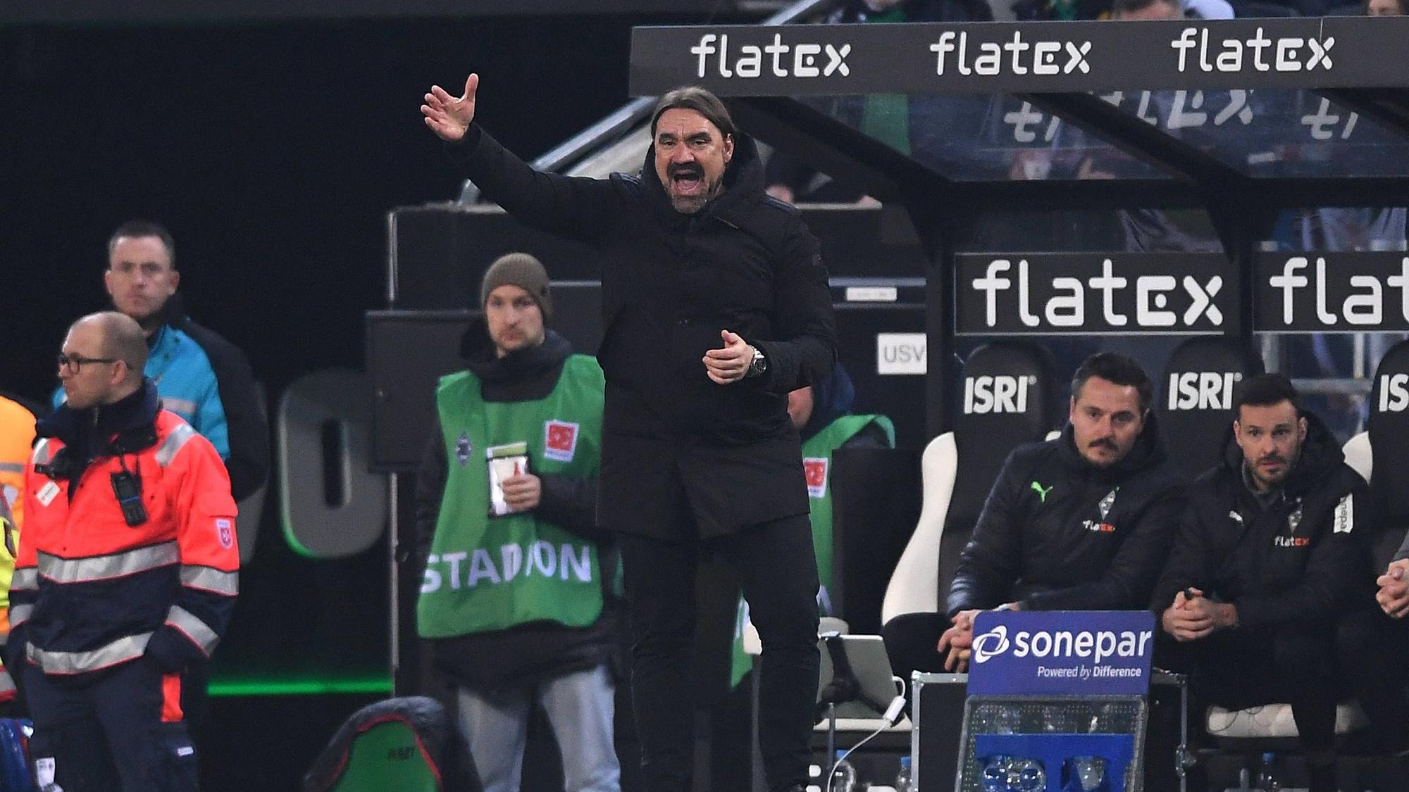 Daniel Farke, Trainer von Borussia Mönchengladbach, gestikuliert am Samstag (4. Februar 2023) beim Match gegen Schalke 04 an der Seitenlinie. Farke schreit mit wütendem Gesichtsausdruck in Richtung des Spielfelds und gestikuliert mit dem rechten Arm.