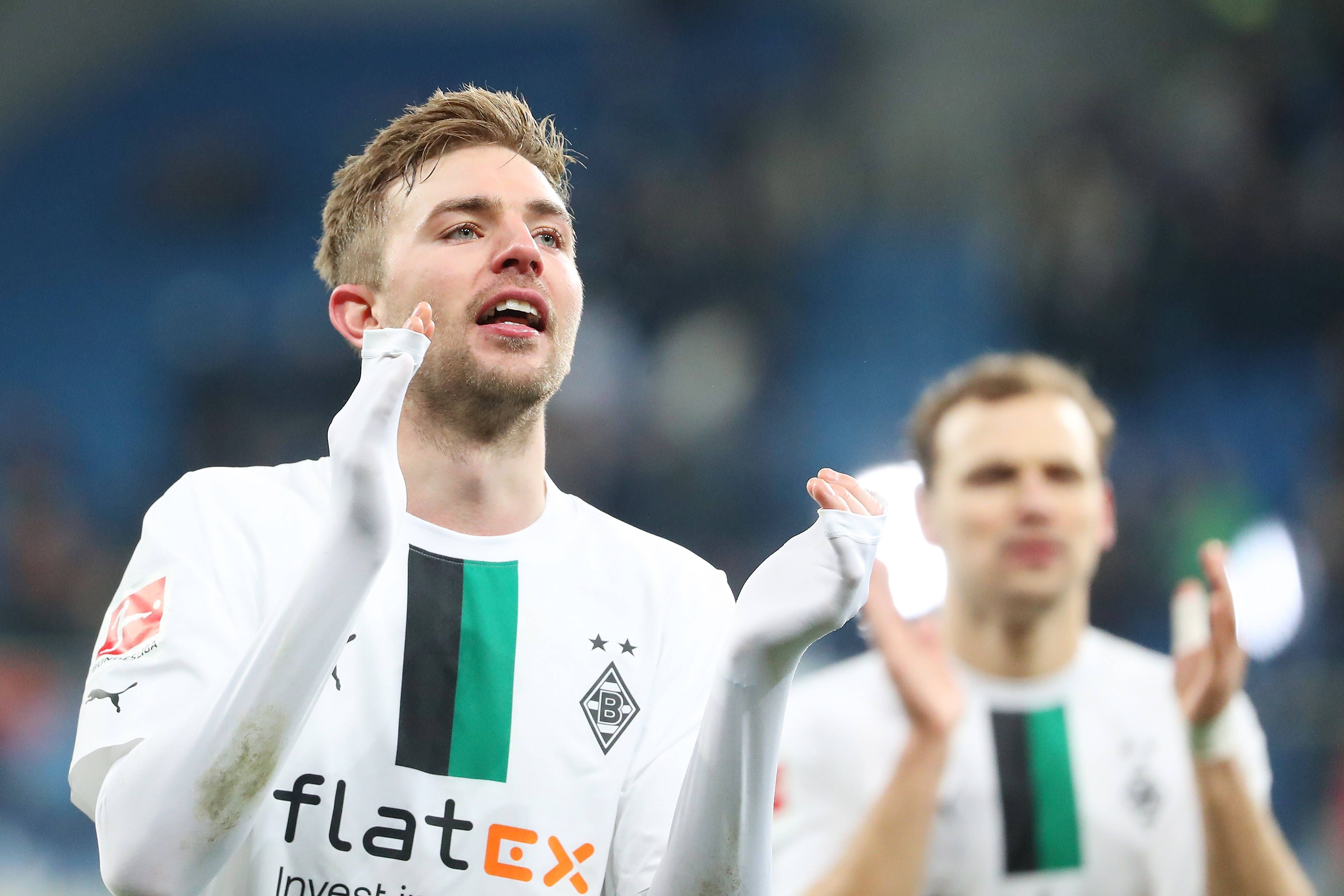 Christoph Kramer, hier am 28. Januar 2023 beim 4:1-Sieg von Borussia Mönchengladbach bei der TSG 1899 Hoffenheim, klatscht im weißen Gladbach-Trikot mit langärmligem Unterziehshirt in Richtung der Fans.