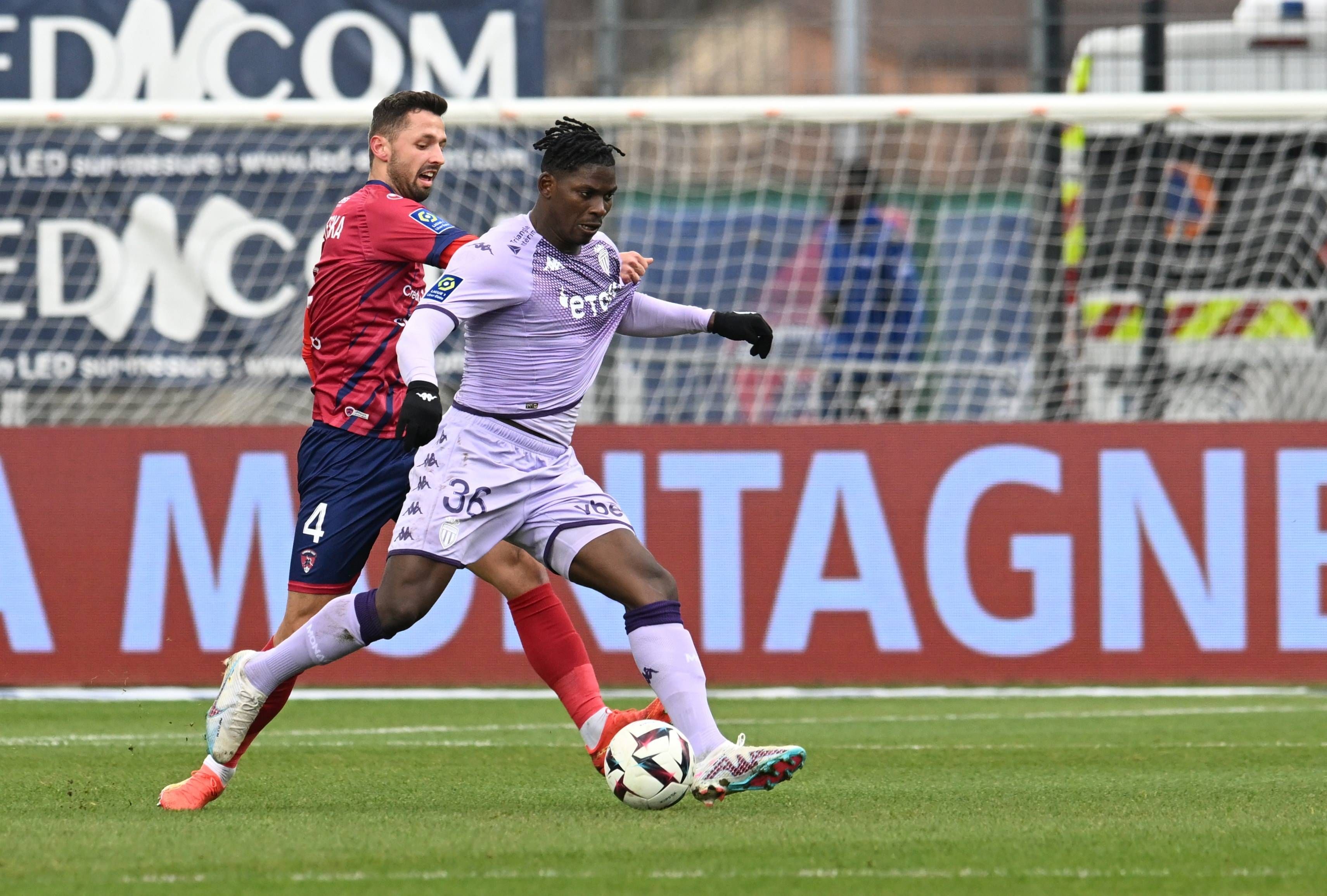 Breel Embolo, Ex-Spieler von Borussia Mönchengladbach, hier am 5. Februar 2023 im fliederfarbenen Trikot der AS Monaco im Zweikampf mit Mateusz Wieteska von Clermont Foot.