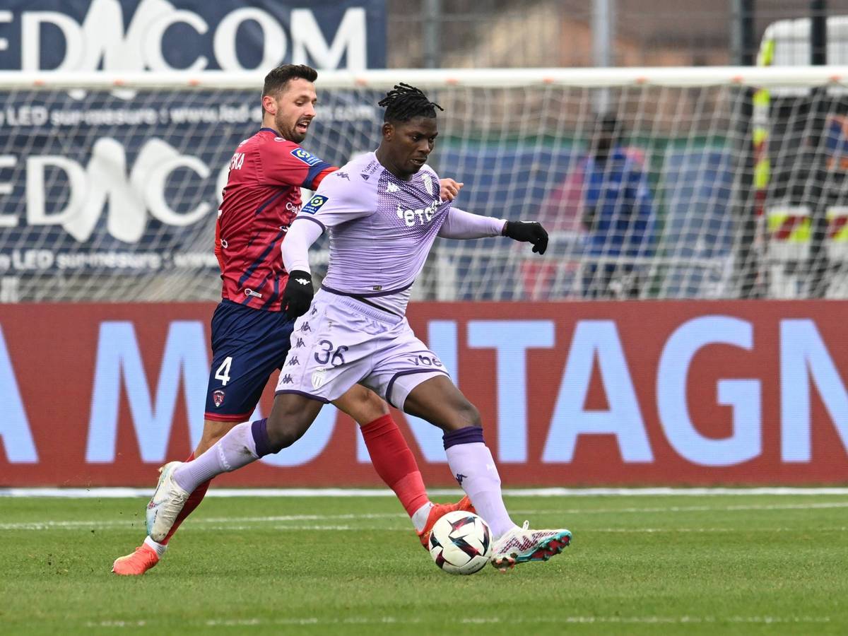 Breel Embolo, Ex-Spieler von Borussia Mönchengladbach, hier am 5. Februar 2023 im fliederfarbenen Trikot der AS Monaco im Zweikampf mit Mateusz Wieteska von Clermont Foot.