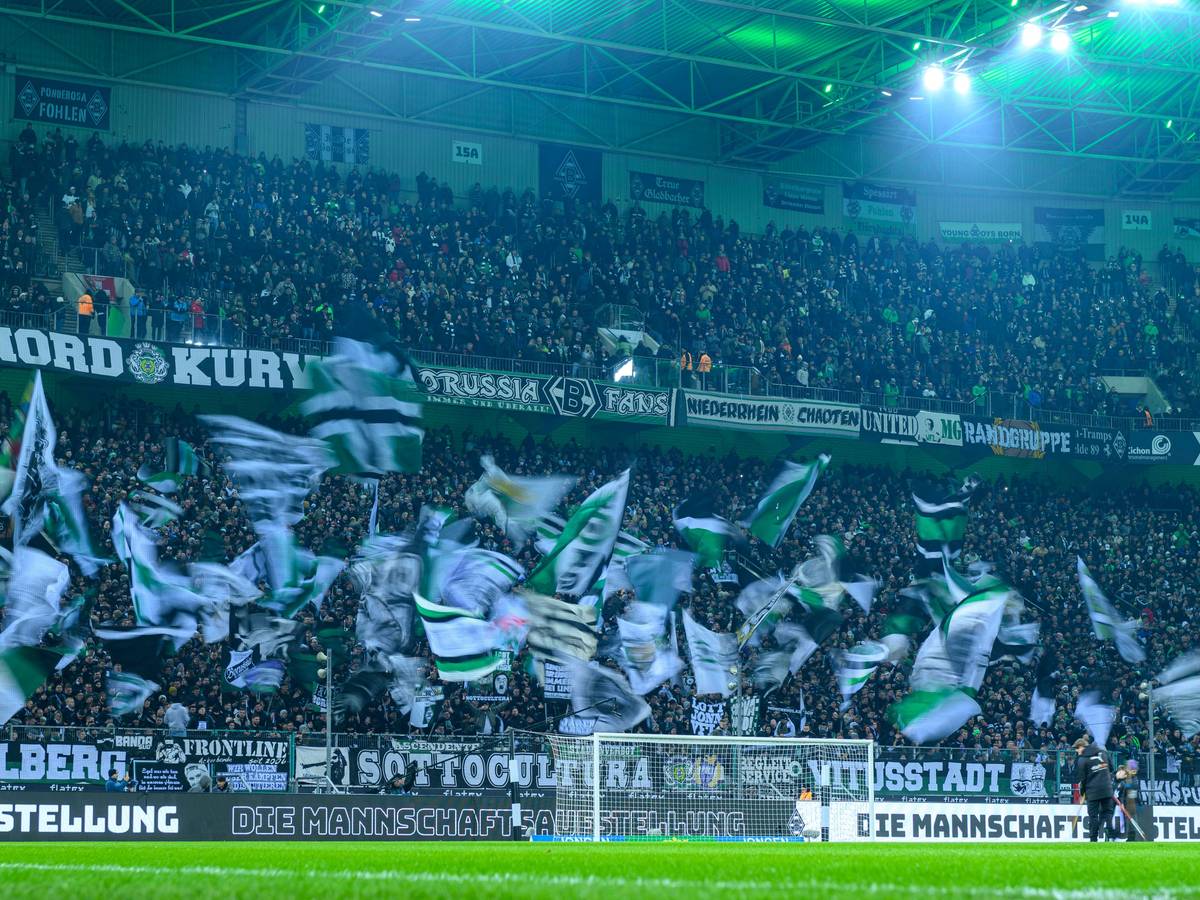 In dieser Saison gut besucht: Der Borussia-Park, die Heimspielstätte von Bundesligist Borussia Mönchengladbach. Das Foto zeigt Fahnen schwenkende Fans in der Nordkurve am 22. Januar 2023 beim Spiel gegen Bayer 04 Leverkusen.