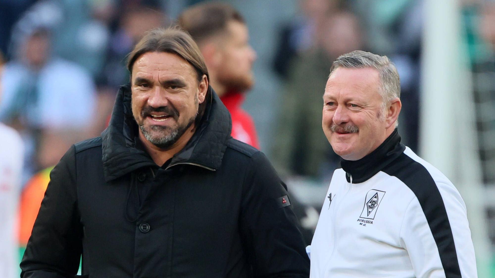 Gladbach-Macher unter sich: Trainer Daniel Farke (l.) und Manager Roland Virkus (r.), hier zu sehen am 9. Oktober 2022 im Borussia-Park. Die beiden lachen, zuvor hat die Fohlen-Elf im Derby den Erzrivalen 1. FC Köln besiegt.