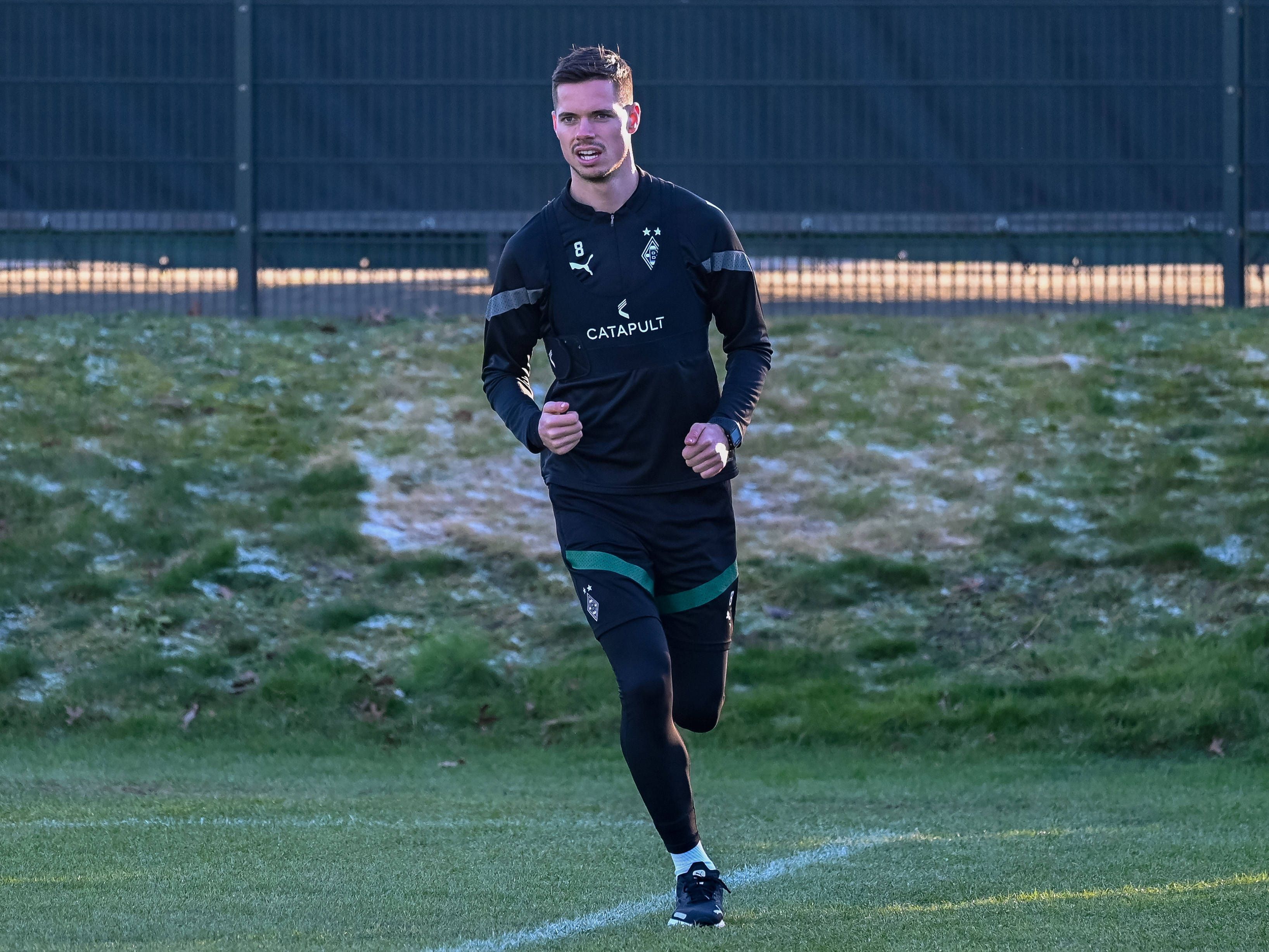 Gladbach-Star und Mittelfeldspieler Julian Weigl hat am Mittwoch (8. Januar 2023) ein individuelles Trainingsprogramm im Borussia-Park absolviert. Weigl trägt Laufschuhe, er joggt über das Gelände.