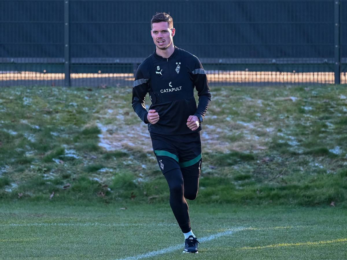 Gladbach-Star und Mittelfeldspieler Julian Weigl hat am Mittwoch (8. Januar 2023) ein individuelles Trainingsprogramm im Borussia-Park absolviert. Weigl trägt Laufschuhe, er joggt über das Gelände.