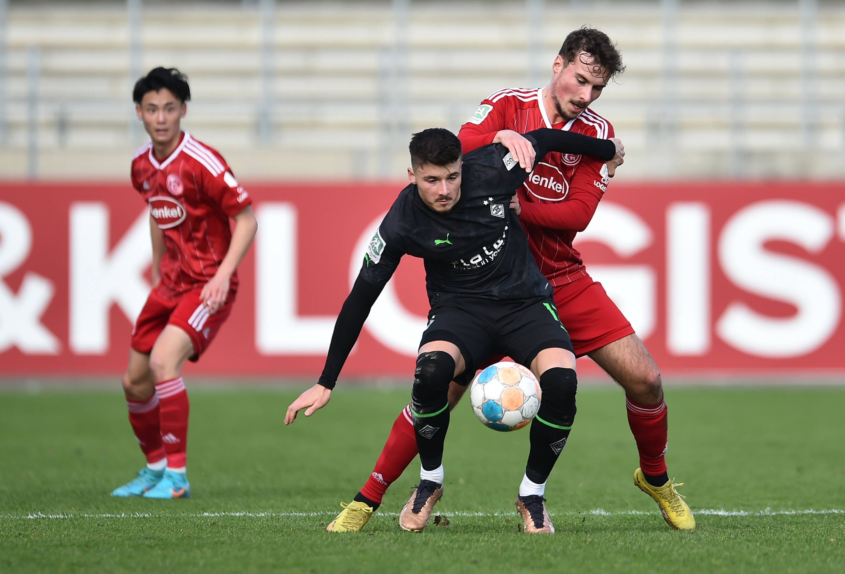 Rheinland-Duell (4. Februar 2023) in der Regionalliga West zwischen Fortuna Düsseldorf und Borussia Mönchengladbach. Dabei kam es zu einer kuriosen Szene. Hier sind Düsseldorfs Nick Otto (r.) und Borussias Semir Telalovic (l.) im Zweikampf im Paul-Janes-Stadion. Beide Spieler haben den Ball im Blick.