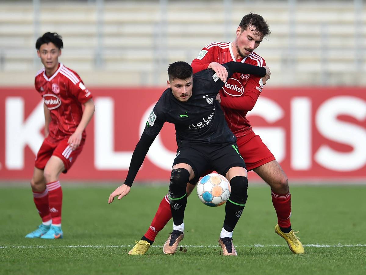 Rheinland-Duell (4. Februar 2023) in der Regionalliga West zwischen Fortuna Düsseldorf und Borussia Mönchengladbach. Dabei kam es zu einer kuriosen Szene. Hier sind Düsseldorfs Nick Otto (r.) und Borussias Semir Telalovic (l.) im Zweikampf im Paul-Janes-Stadion. Beide Spieler haben den Ball im Blick.