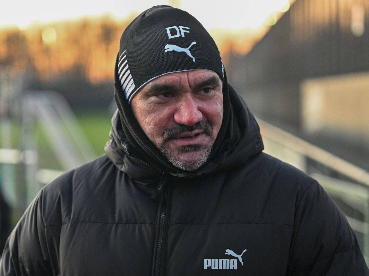 Gladbach-Trainer Daniel Farke, hier zu sehen nach der Trainingseinheit am Mittwoch (8. Februar 2023) im Gespräch mit dem GladbachLIVE-Reporter im Borussia-Park. Farke hat sich warm angezogen, er trägt eine dicke Jacke und Mütze.