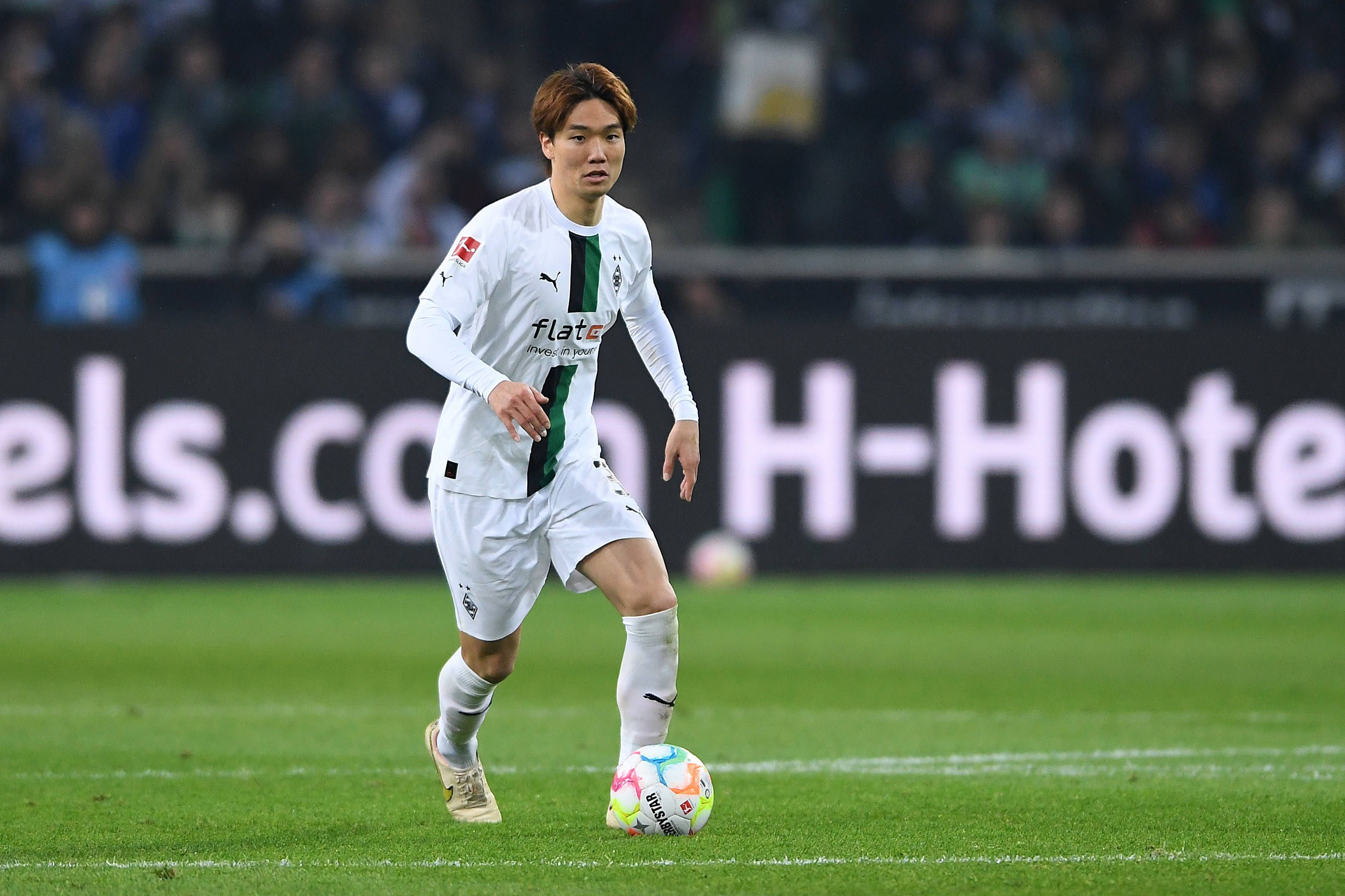 Abwehrspieler Ko Itakura von Borussia Mönchengladbach. Auf diesem Foto ist der Japaner am 4. Februar 2023 während der Bundesliga-Partie gegen Schalke 04 im Borussia-Park zu sehen. Itakura hat den Ball am linken Fuß, während er läuft.