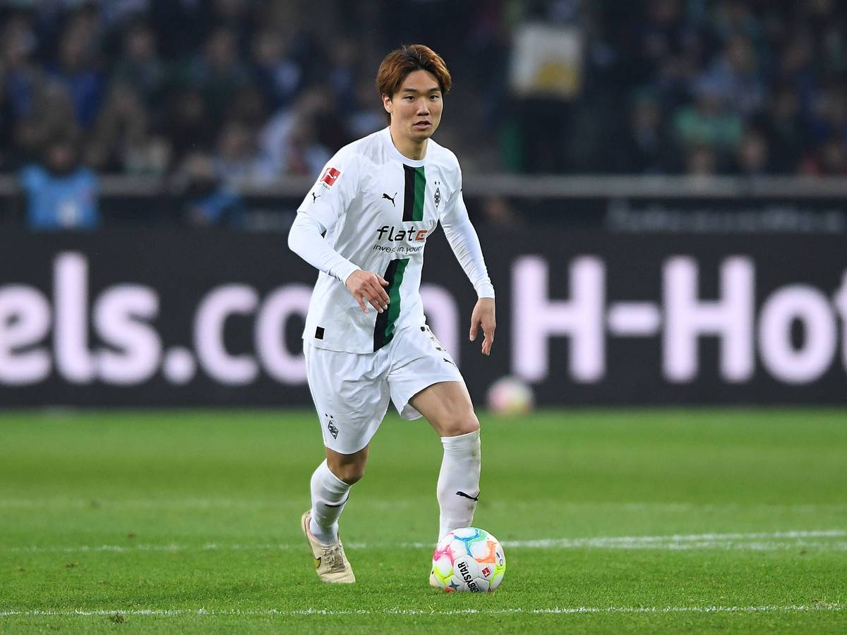 Abwehrspieler Ko Itakura von Borussia Mönchengladbach. Auf diesem Foto ist der Japaner am 4. Februar 2023 während der Bundesliga-Partie gegen Schalke 04 im Borussia-Park zu sehen. Itakura hat den Ball am linken Fuß, während er läuft.