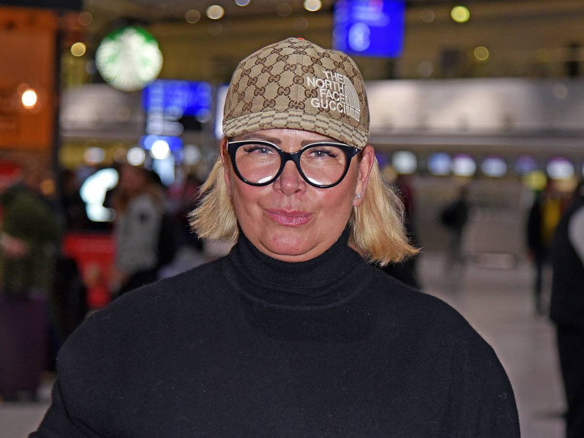 Claudia Effenberg, hier am 1. Januar 2023 beim Abflug der „Ich bin ein Star – holt mich hier raus“-Dschungelcamp-Kandidaten nach Australien, ist mittlerweile wieder in der Heimat angekommen.