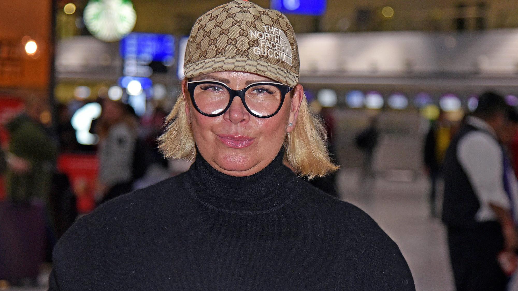 Claudia Effenberg, hier am 1. Januar 2023 beim Abflug der „Ich bin ein Star – holt mich hier raus“-Dschungelcamp-Kandidaten nach Australien, ist mittlerweile wieder in der Heimat angekommen.