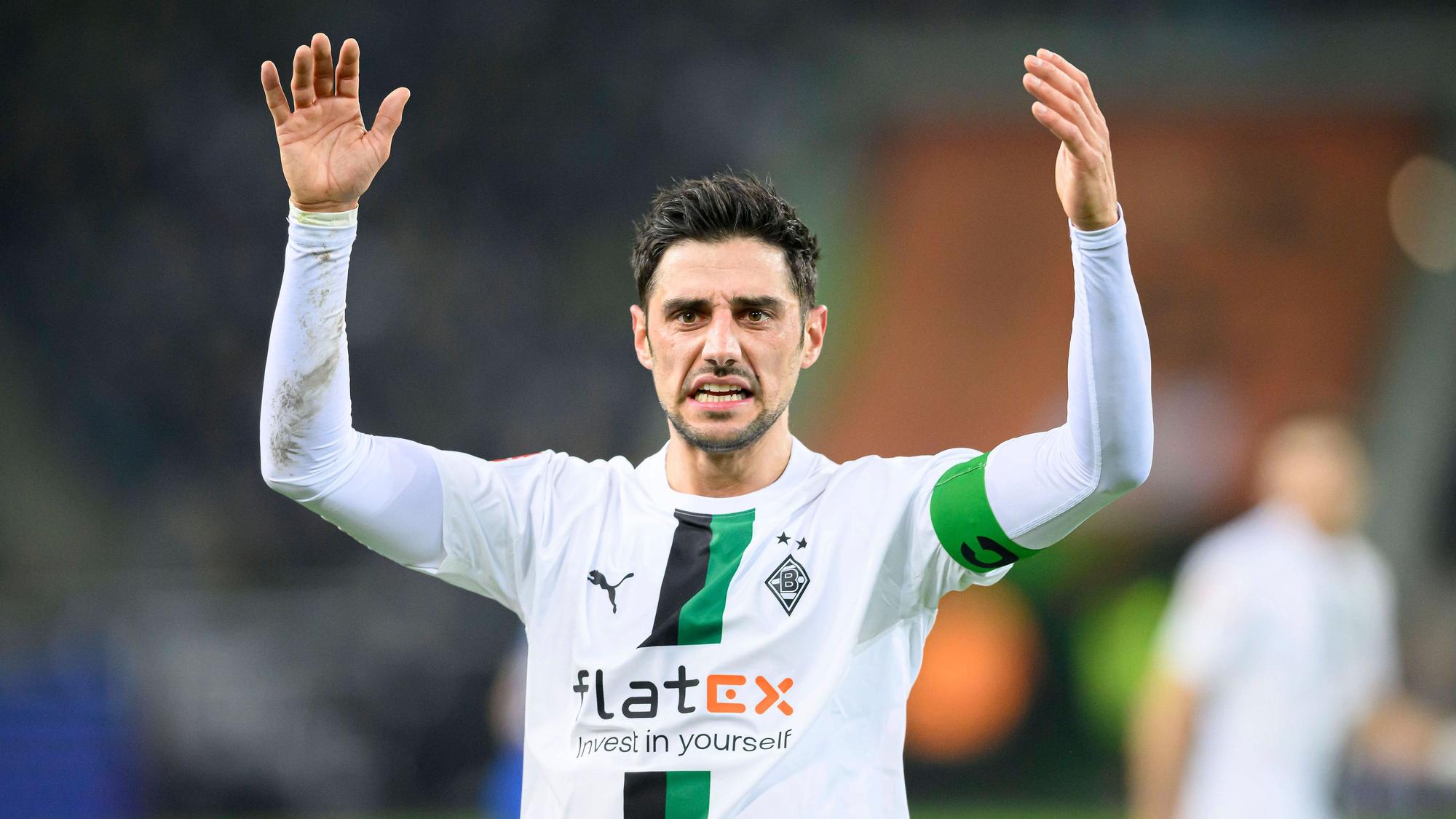 Lars Stindl, Kapitän von Borussia Mönchengladbach, reißt im Bundesliga-Spiel gegen Schalke 04 am 4. Februar 2023 beide Arme nach oben und schaut mit kritischem Blick nach vorne.