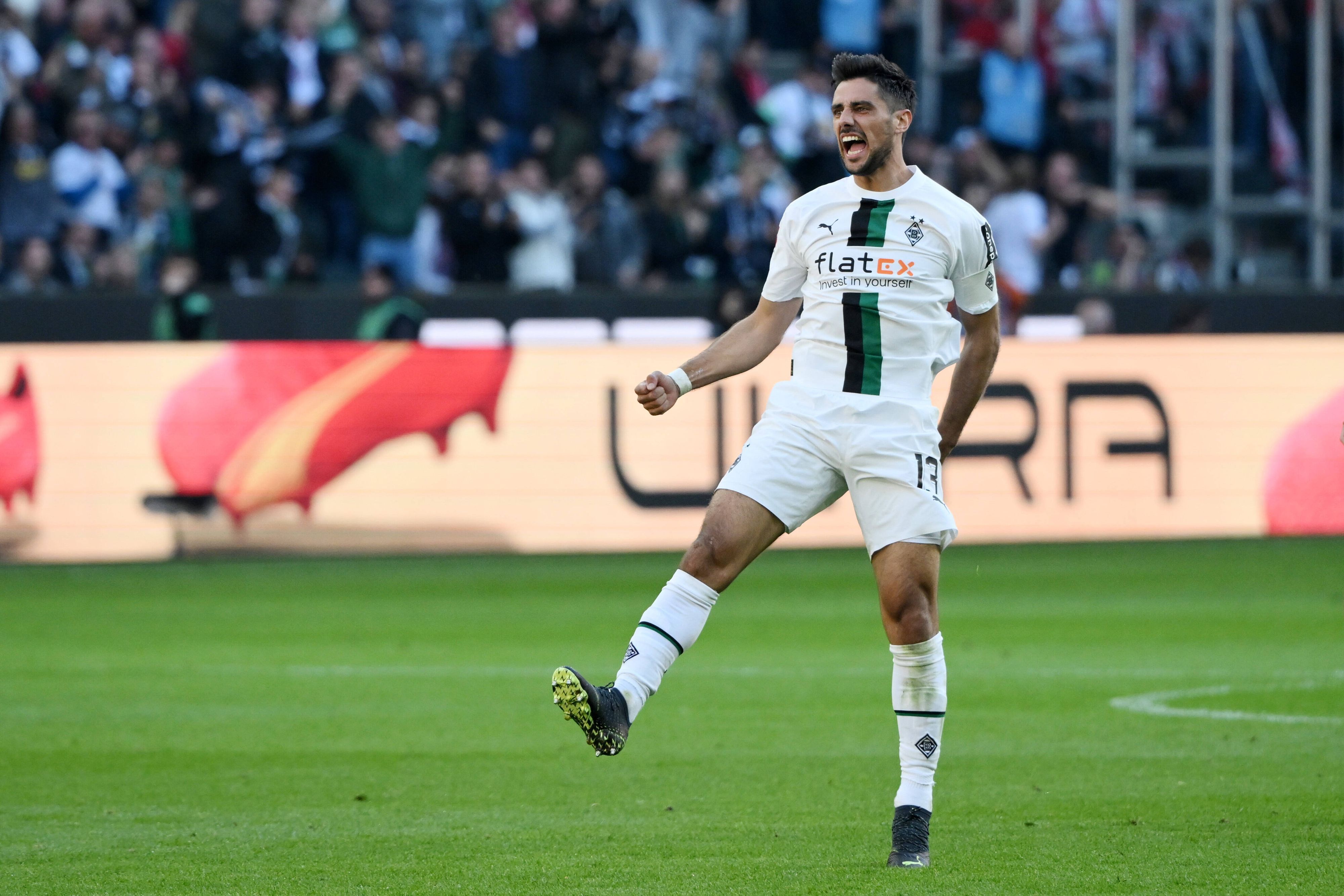 Lars Stindl, Kapitän von Borussia Mönchengladbach, jubelt am 9. Oktober 2022 auf dem Rasen im Borussia-Park nach seinem Treffer zum 3:1 im Bundesliga-Spiel gegen den 1. FC Köln. Stindl springt auf dem Foto nach einem Jubellauf in Richtung Nordkurve mit einem Ball in die Luft und ballt die rechte Faust. Stindl trägt das weiße Gladbach-Heimtrikot.
