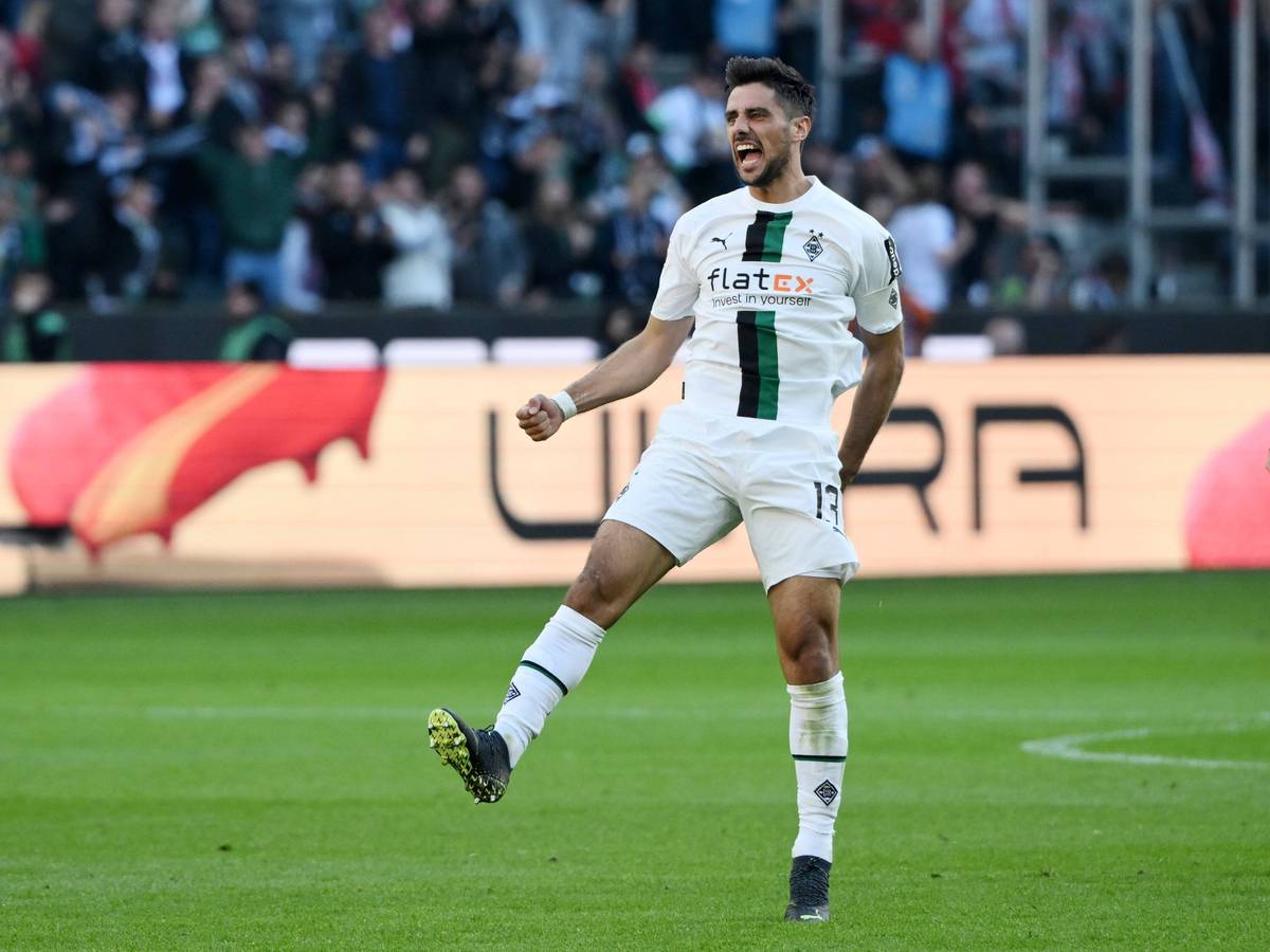Lars Stindl, Kapitän von Borussia Mönchengladbach, jubelt am 9. Oktober 2022 auf dem Rasen im Borussia-Park nach seinem Treffer zum 3:1 im Bundesliga-Spiel gegen den 1. FC Köln. Stindl springt auf dem Foto nach einem Jubellauf in Richtung Nordkurve mit einem Ball in die Luft und ballt die rechte Faust. Stindl trägt das weiße Gladbach-Heimtrikot.
