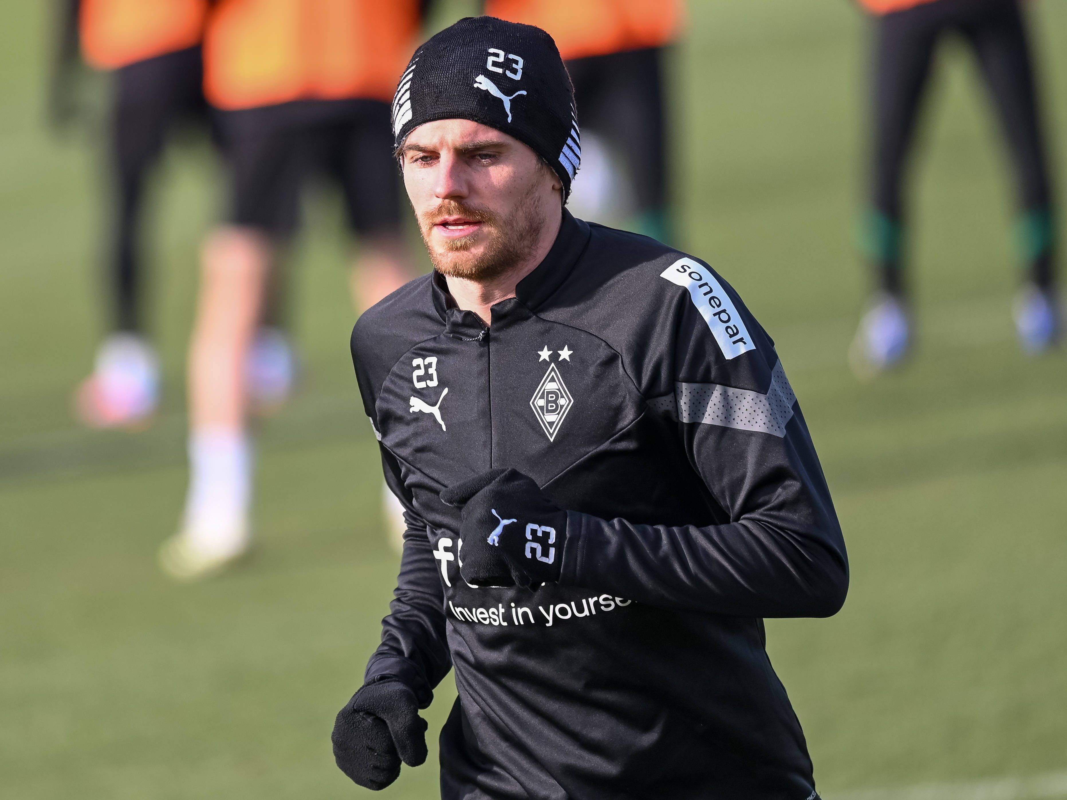 DFB-Nationalspieler Jonas Hofmann hat am Donnerstag (9. Februar 2023) nicht am Teamtraining von Borussia Mönchengladbach teilgenommen, sondern stattdessen eine individuelle Einheit im Borussia-Park absolviert. Hofmann trägt eine Mütze und Handschuhe, er joggt über das Trainingsgelände.