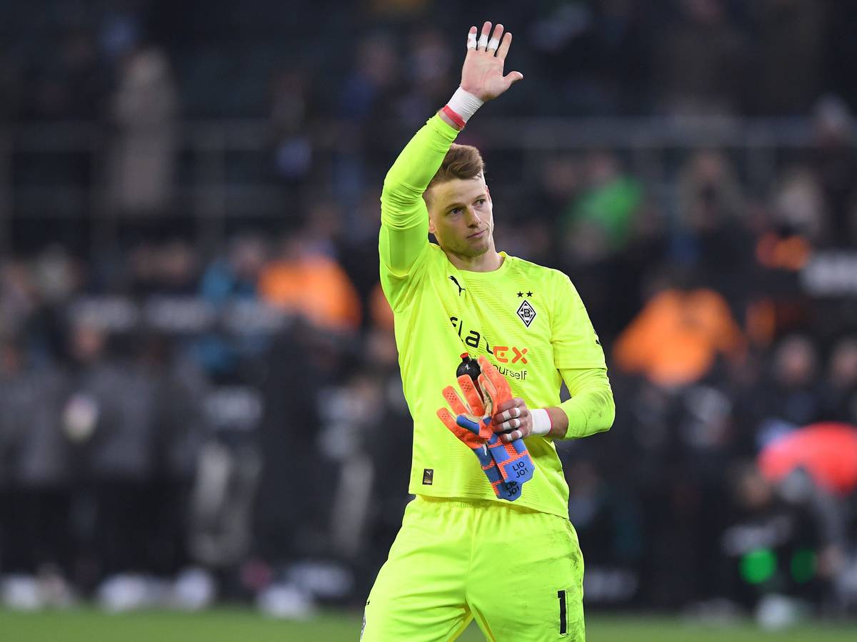 Jonas Omlin winkt nach dem Bundesliga-Spiel von Borussia Mönchengladbach gegen Schalke 04 am 4. Februar 2023 den Fans im Borussia-Park zu. Omlin trägt sein neongelbes Trikot und hält seine Torwart-Handschuhe in der linken Hand.