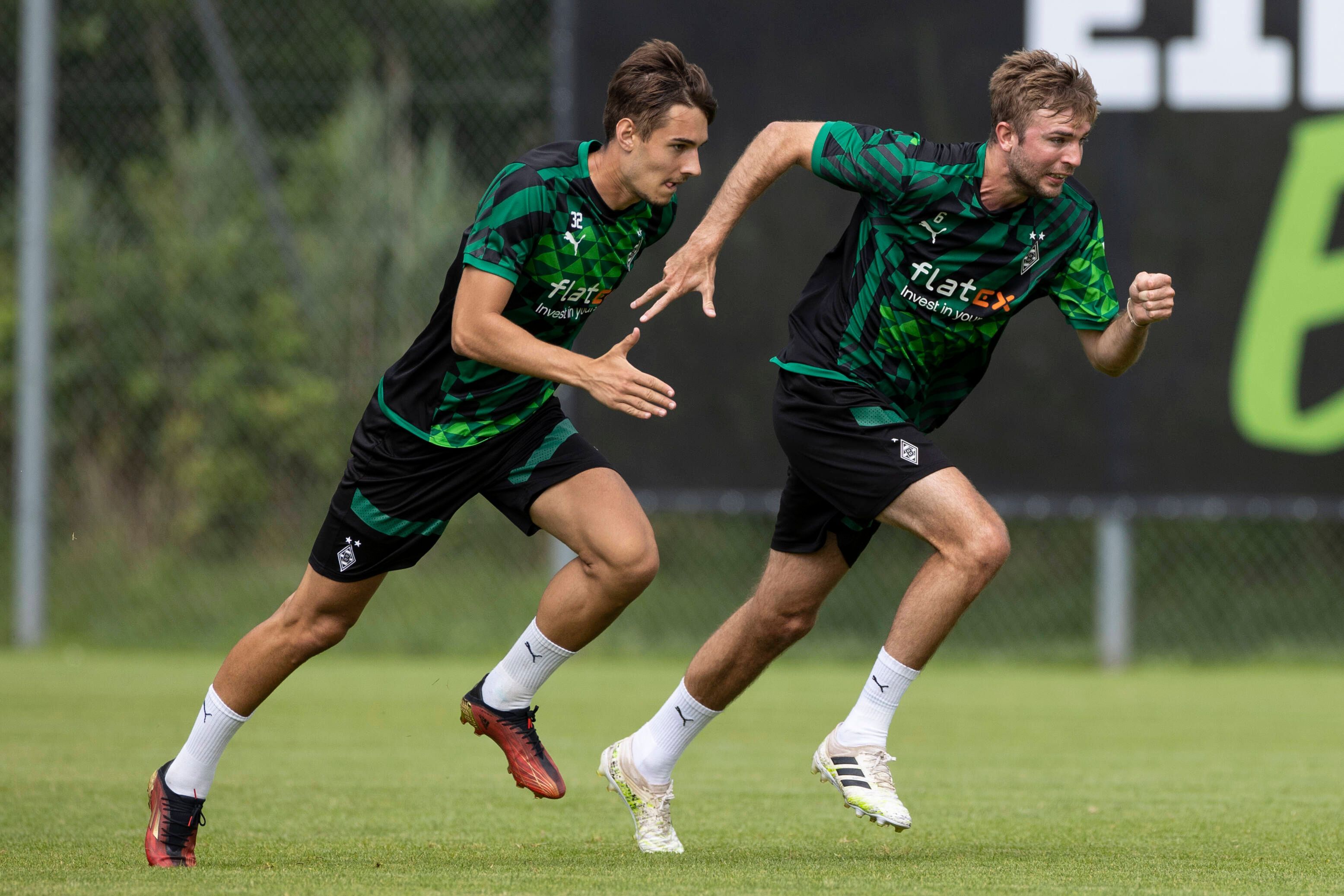 Florian Neuhaus (l.) und Christoph Kramer im Trainingslager von Borussia Mönchengladbach am 9. Juli 2022 im Sprintduell.