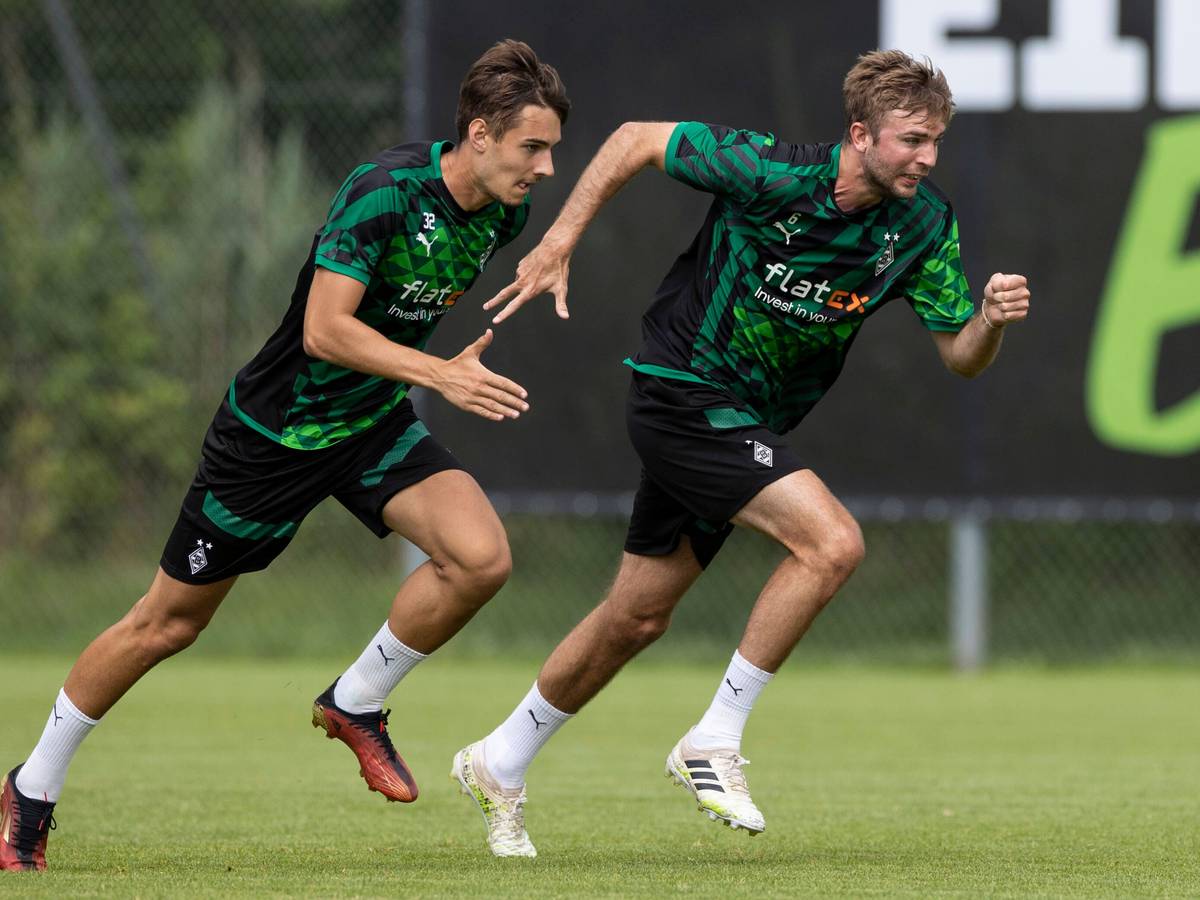 Florian Neuhaus (l.) und Christoph Kramer im Trainingslager von Borussia Mönchengladbach am 9. Juli 2022 im Sprintduell.