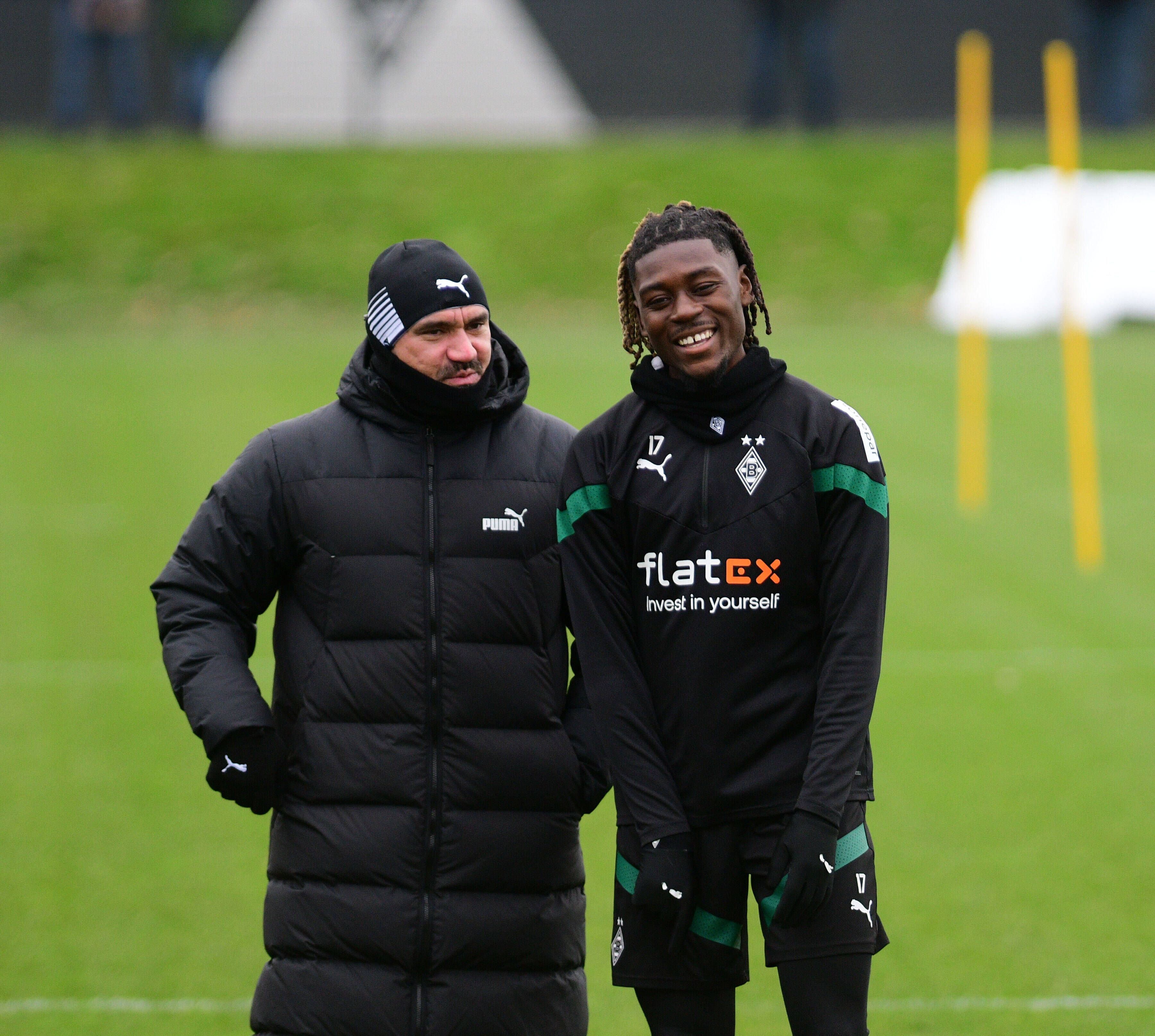 Trainer Daniel Farke von Borussia Mönchengladbach (l.) beim Training am 28. Dezember 2022 im Gespräch mit Manu Koné.