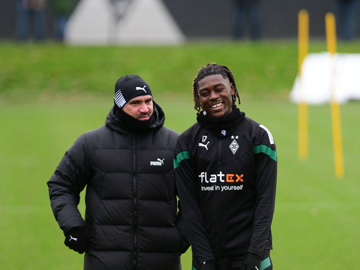 Trainer Daniel Farke von Borussia Mönchengladbach (l.) beim Training am 28. Dezember 2022 im Gespräch mit Manu Koné.