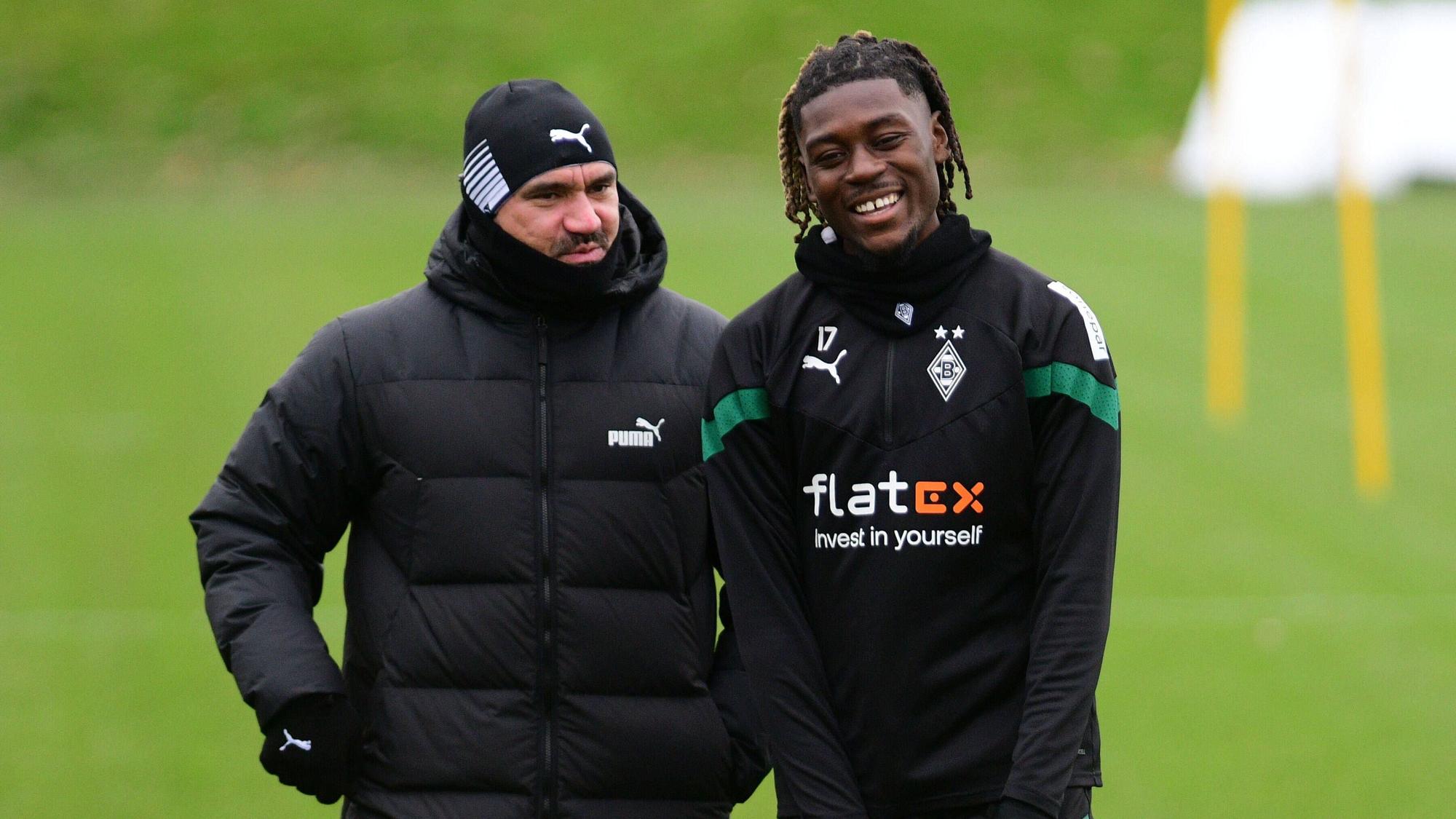 Trainer Daniel Farke von Borussia Mönchengladbach (l.) beim Training am 28. Dezember 2022 im Gespräch mit Manu Koné.