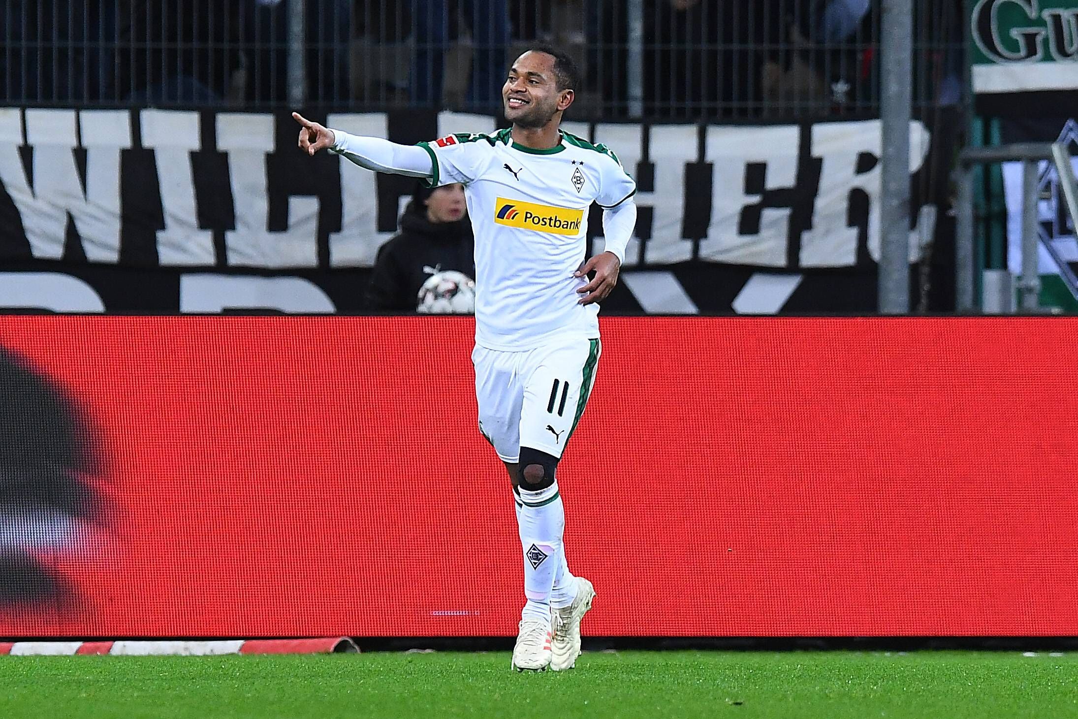 Raffael bejubelt seinen Treffer im Bundesliga-Spiel von Borussia Mönchengladbach gegen den VfB Stuttgart am 9. Dezember 2018. Raffael trägt das weiße Gladbach-Heimtrikot und streckt seinen rechten Arm nach vorne und zeigt mit seinem Zeigefinger in Richtung der Borussia-Bank.