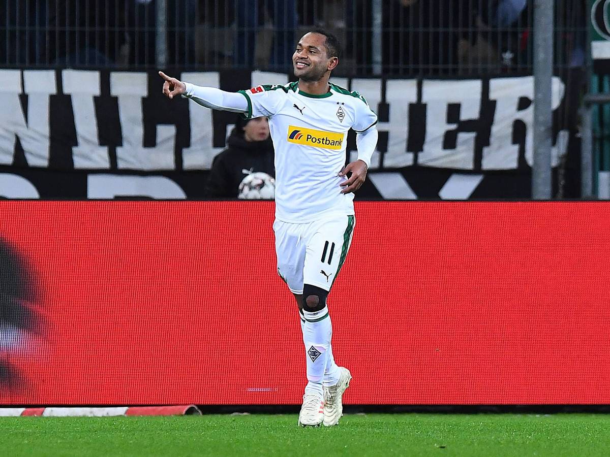 Raffael bejubelt seinen Treffer im Bundesliga-Spiel von Borussia Mönchengladbach gegen den VfB Stuttgart am 9. Dezember 2018. Raffael trägt das weiße Gladbach-Heimtrikot und streckt seinen rechten Arm nach vorne und zeigt mit seinem Zeigefinger in Richtung der Borussia-Bank.