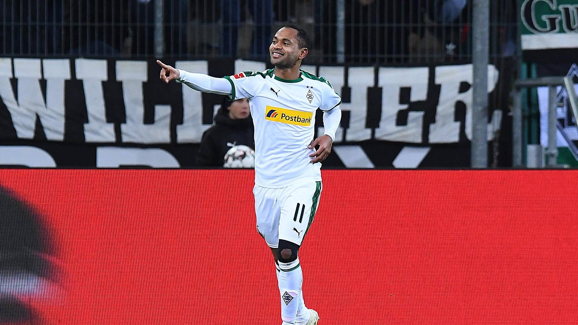 Raffael bejubelt seinen Treffer im Bundesliga-Spiel von Borussia Mönchengladbach gegen den VfB Stuttgart am 9. Dezember 2018. Raffael trägt das weiße Gladbach-Heimtrikot und streckt seinen rechten Arm nach vorne und zeigt mit seinem Zeigefinger in Richtung der Borussia-Bank.