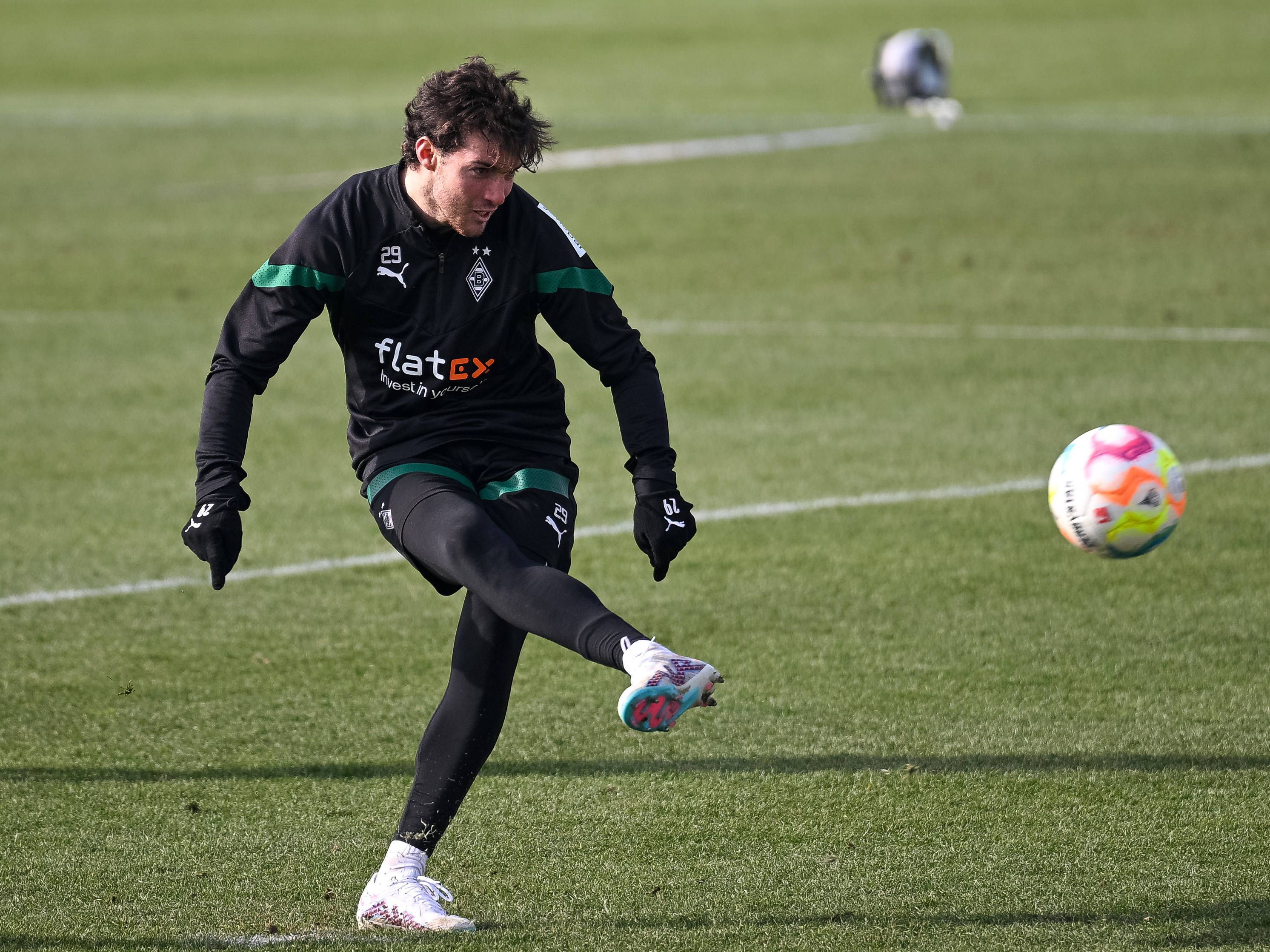 Joe Scally von Borussia Mönchengladbach, hier bei einer Trainingseinheit amm 9. Februar 2023, trifft am Sonntag (12. Februar/15.30 Uhr) in der Bundesliga auf Hertha BSC.