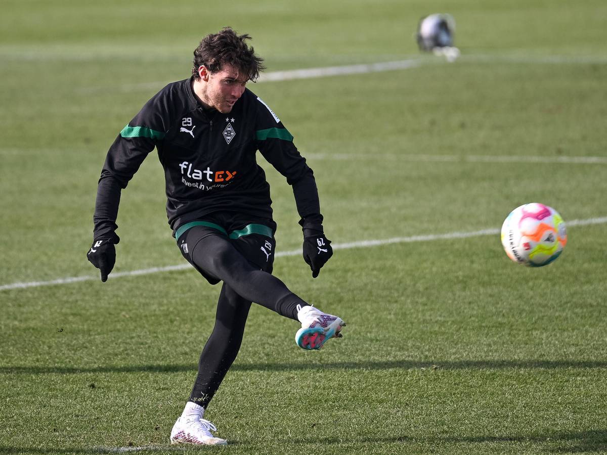 Joe Scally von Borussia Mönchengladbach, hier bei einer Trainingseinheit amm 9. Februar 2023, trifft am Sonntag (12. Februar/15.30 Uhr) in der Bundesliga auf Hertha BSC.