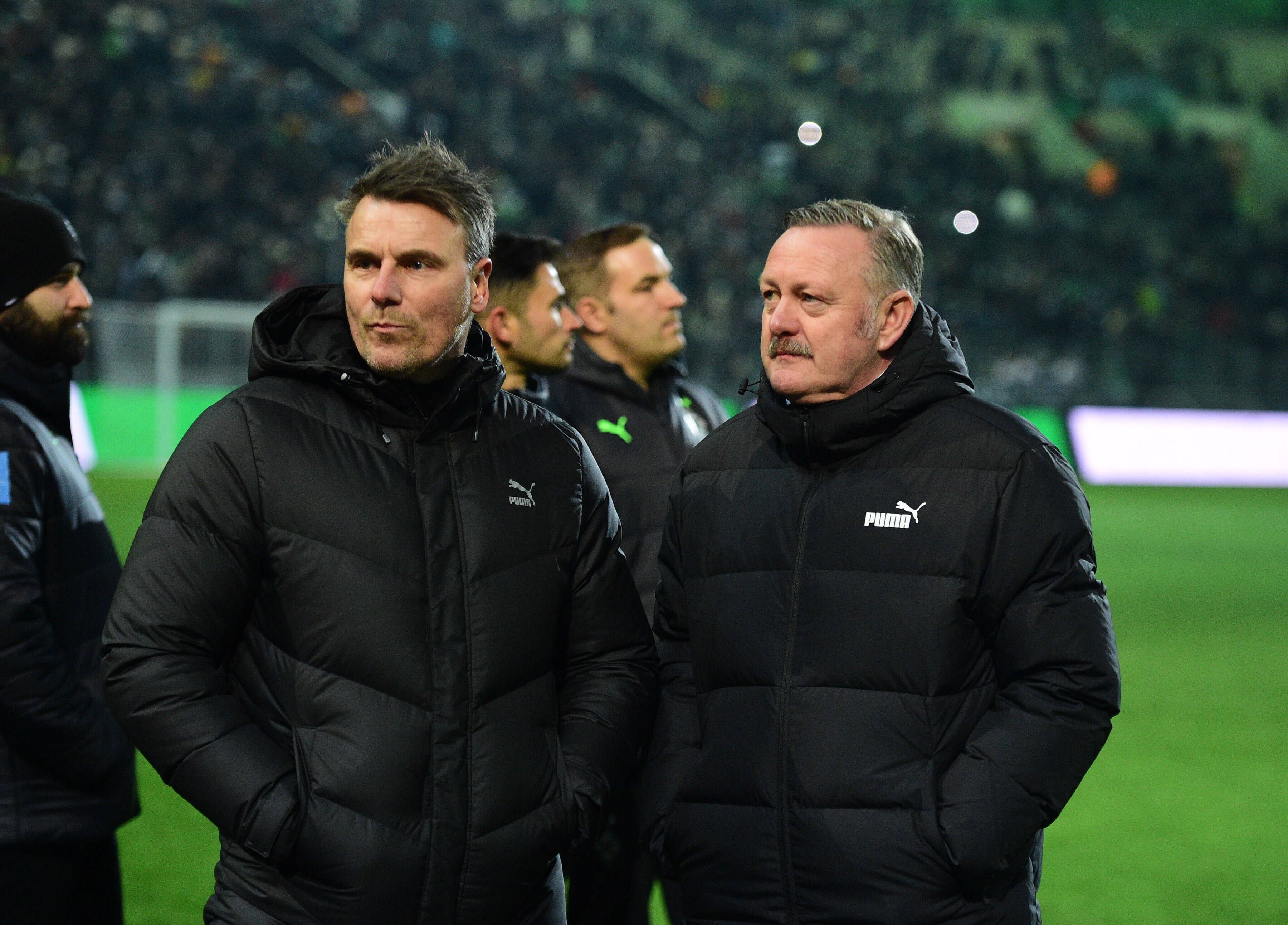 Roland Virkus (r.), Manager von Borussia Mönchengladbach, hier am 17. Dezember 2022 gemeinsam mit Steffen Korell (l.), Leiter der Scoutingabteilung des VfL.