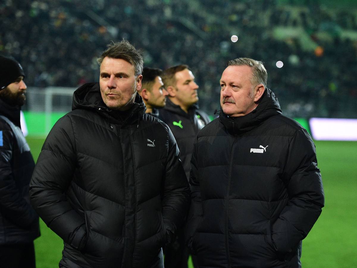 Roland Virkus (r.), Manager von Borussia Mönchengladbach, hier am 17. Dezember 2022 gemeinsam mit Steffen Korell (l.), Leiter der Scoutingabteilung des VfL.